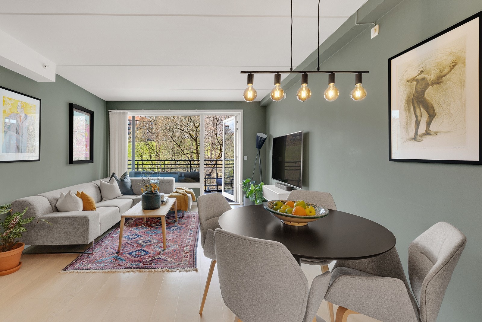 Leiligheten har en lys og åpen stue Galleribilde