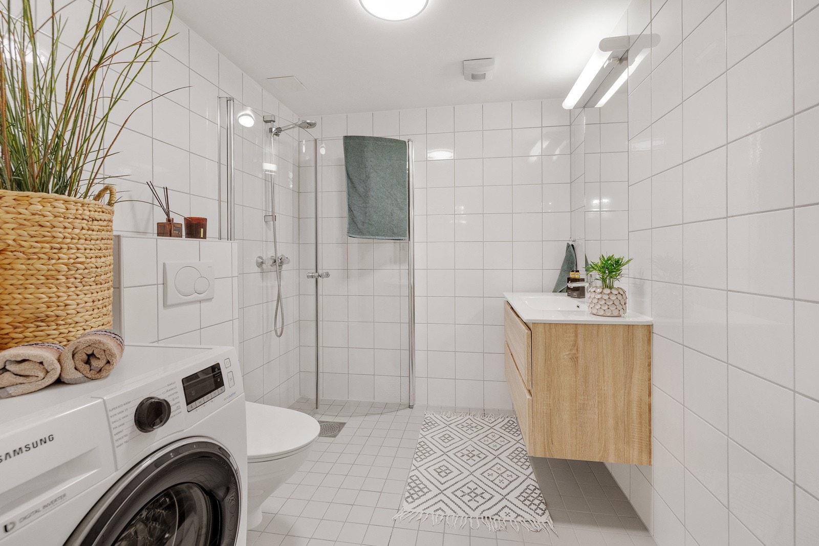 Leiligheten har et stort, lyst og moderne flislagt baderom fra 2012 Galleribilde