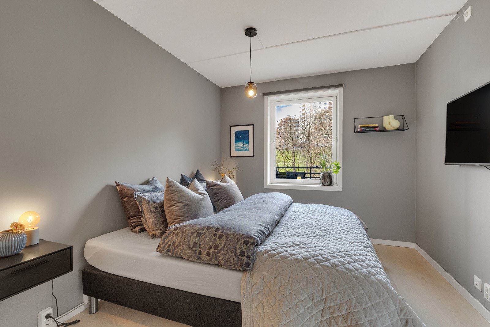 Her er det god plass til dobbeltseng, nattbord og mye oppbevaringsplass i garderobeskap Galleribilde