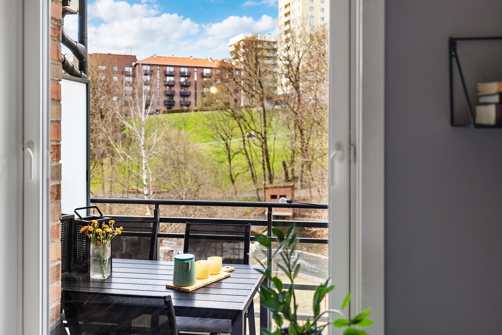 Balkongen ligger helt sjermet fra sjenerende trafikk og støy Galleribilde