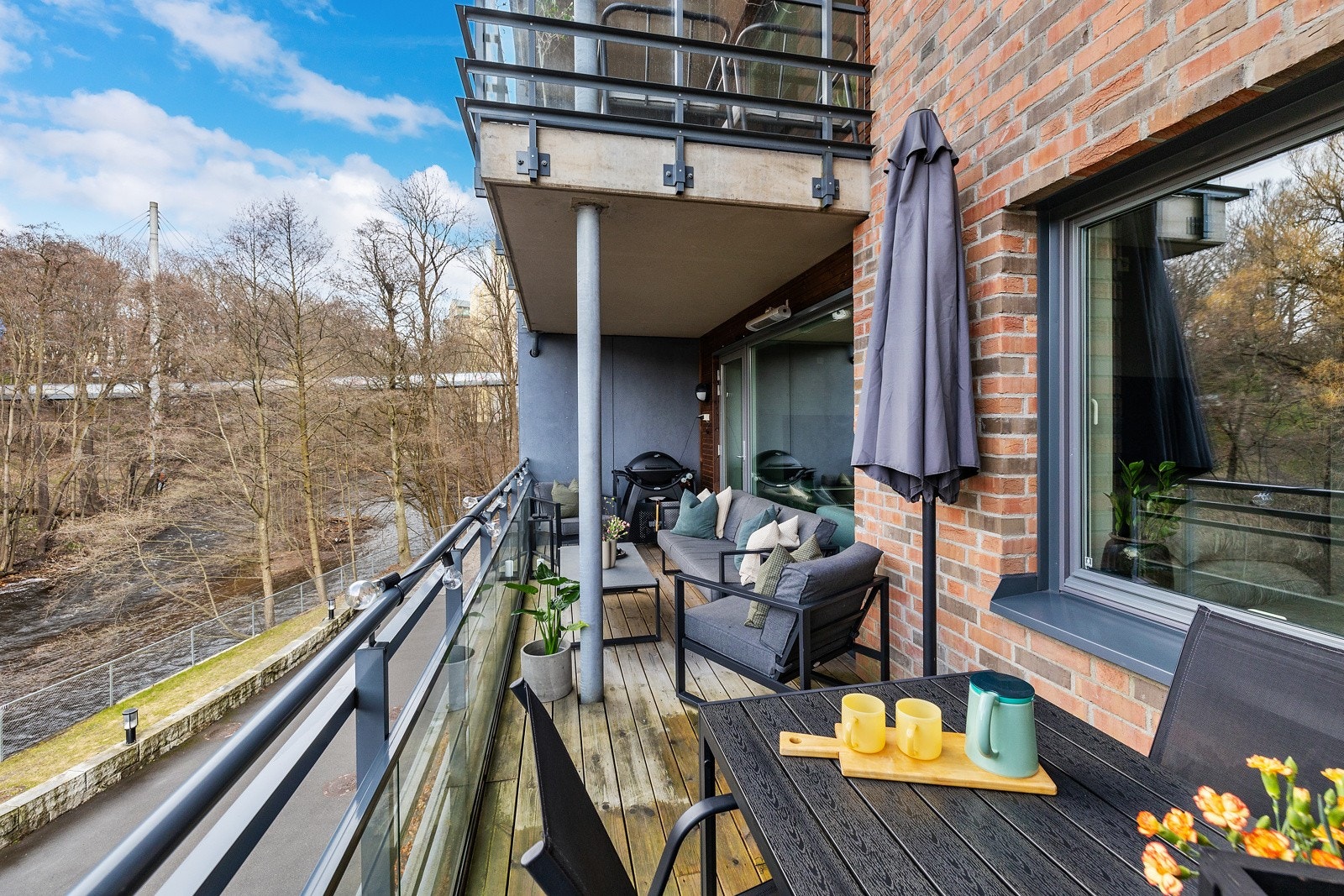 Balkongen er på hele 14 kvm og har god plass til flere soner Galleribilde