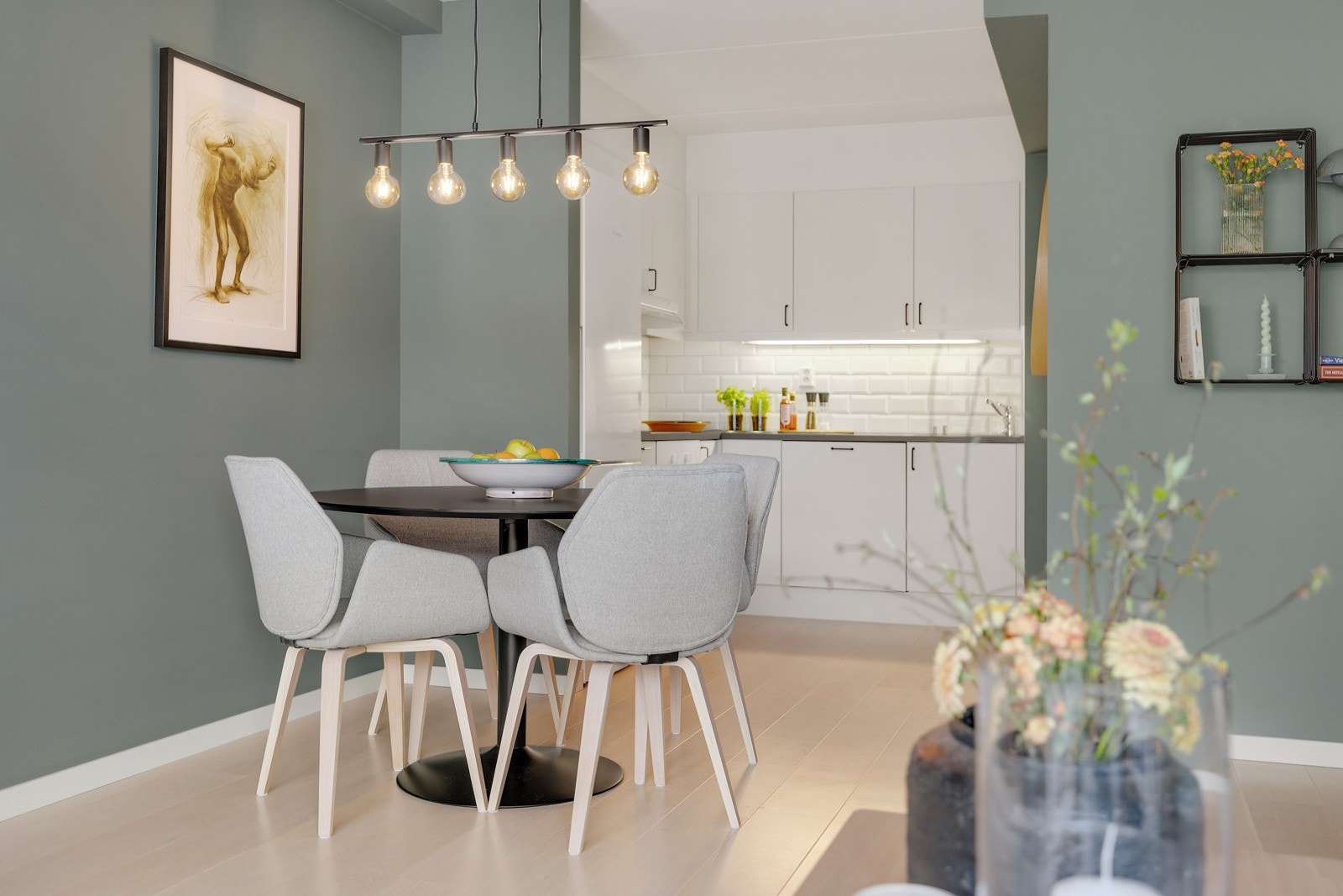 Naturlig plassering av spisebordet ved kjøkkent Galleribilde