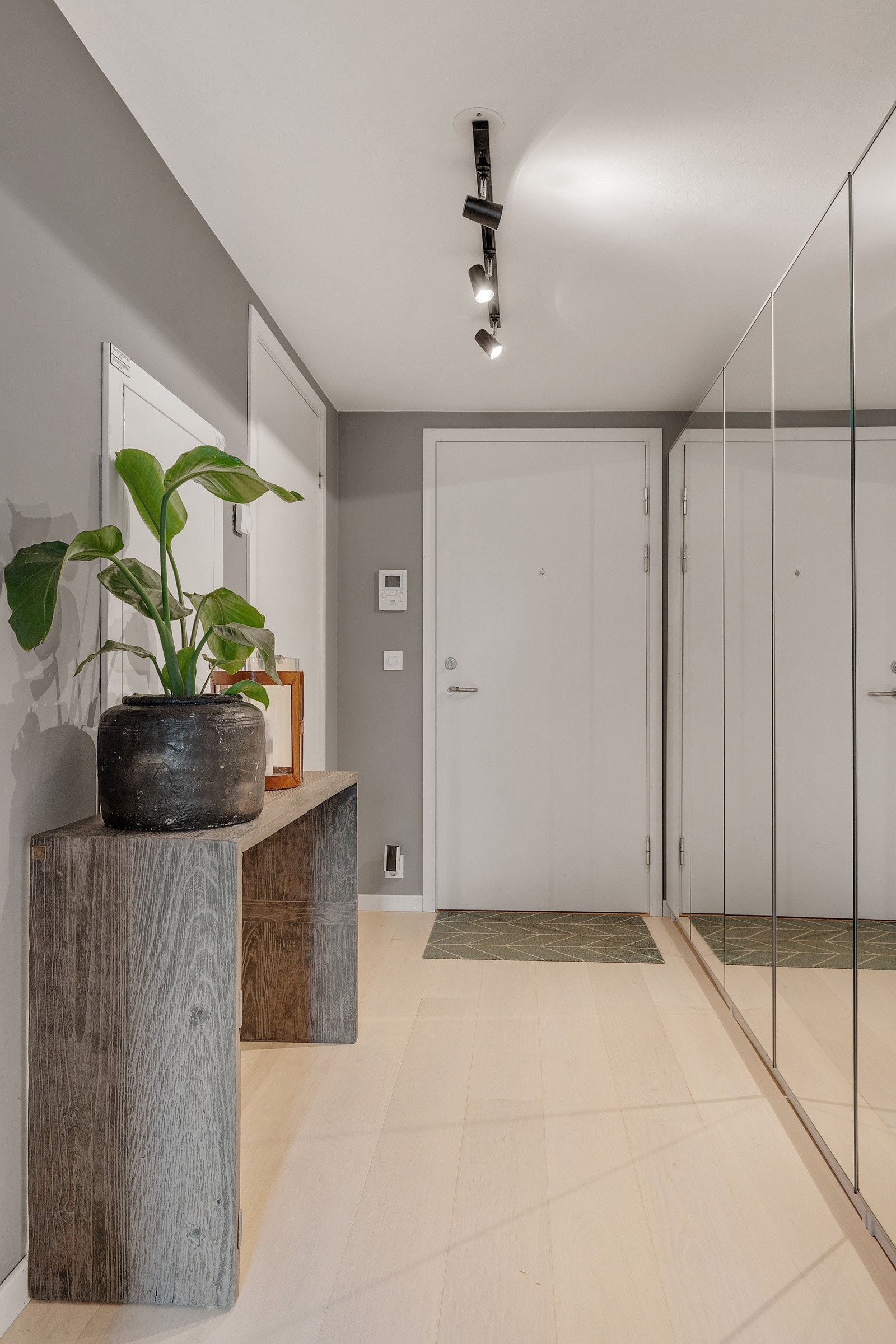 Her finnes det store garderobeskap, med svært mye oppbevaringsplass Galleribilde