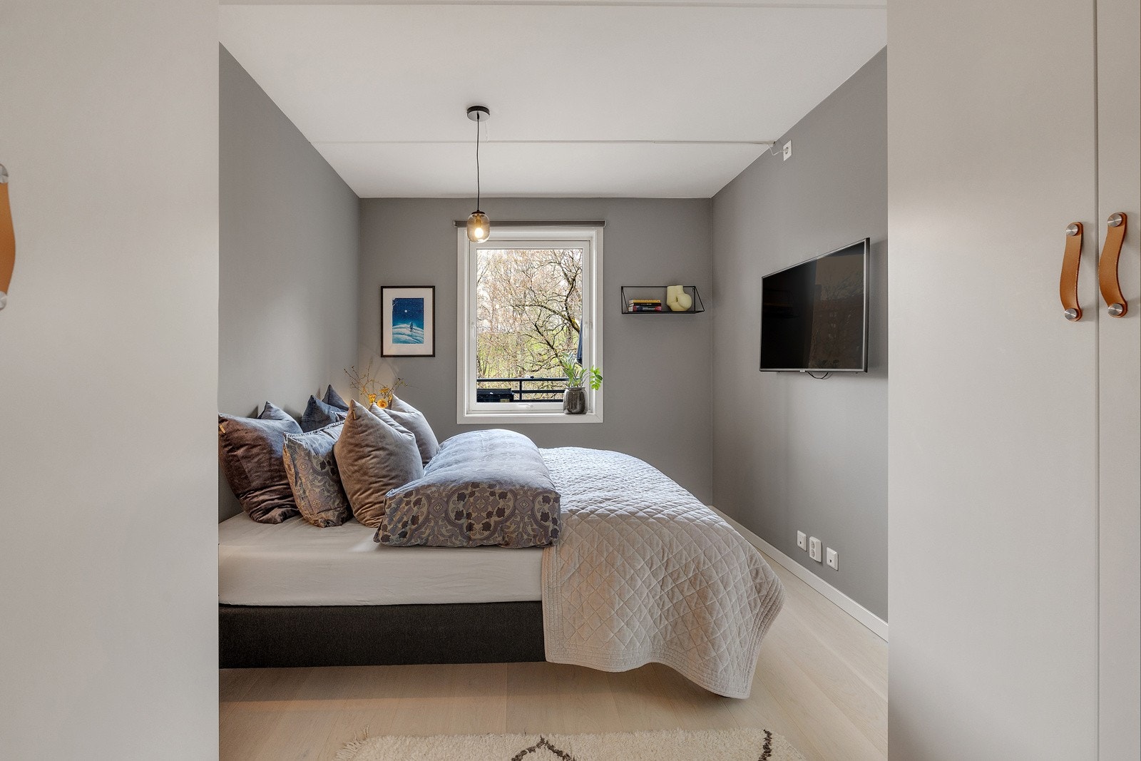 Leiligheten har et lyst og innbydende soverom som vender ut mot rolige fellesarealer uten biltrafikk Galleribilde