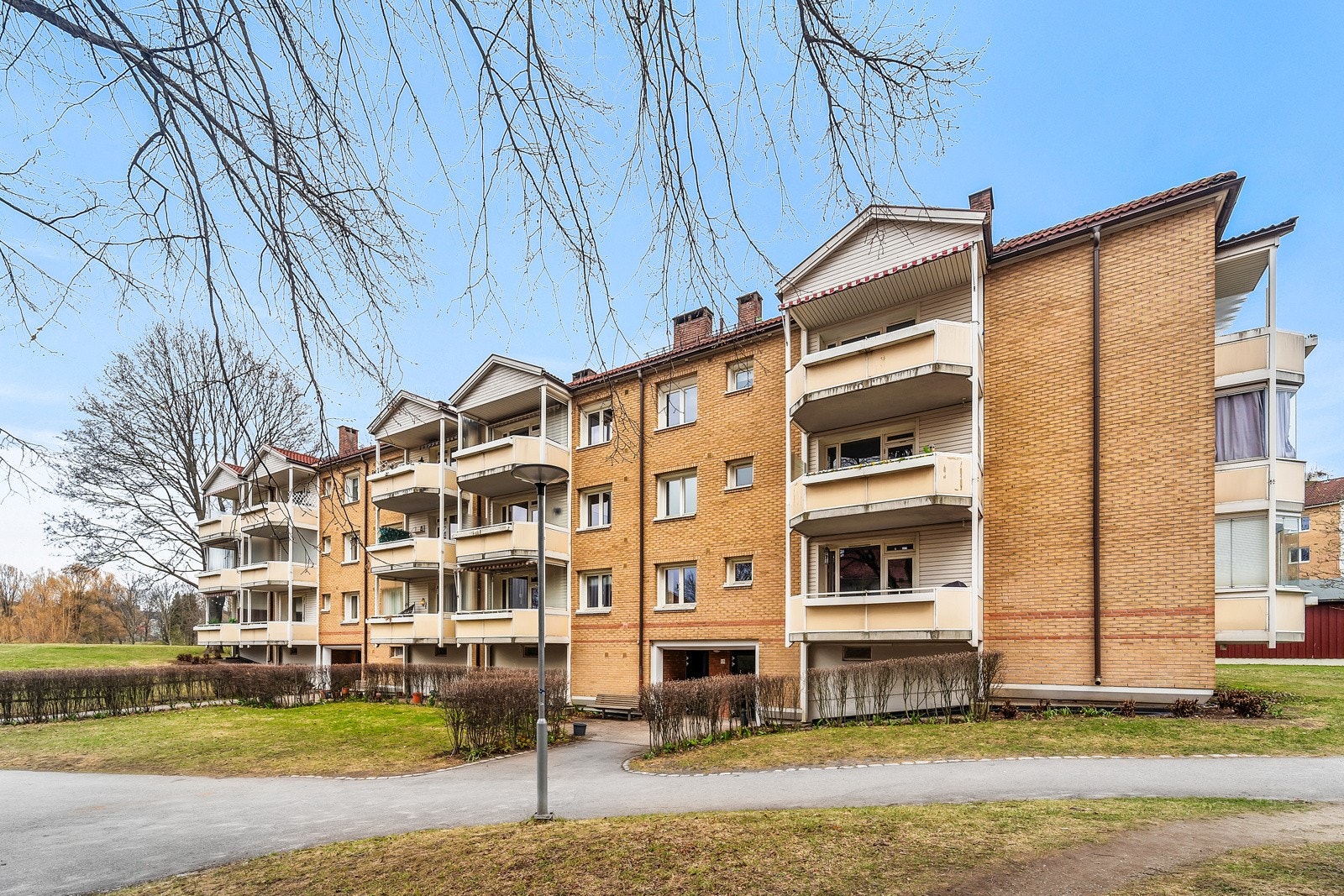 Lillebergsvingen 13 har en fin plassering med store grønne friareal rett utenfor vinduet og fantastisk utsikt mot Hovindammen. Her bor du i kort gangavstand til alt av servicefasiliteter og kollektivtilbud. Galleribilde