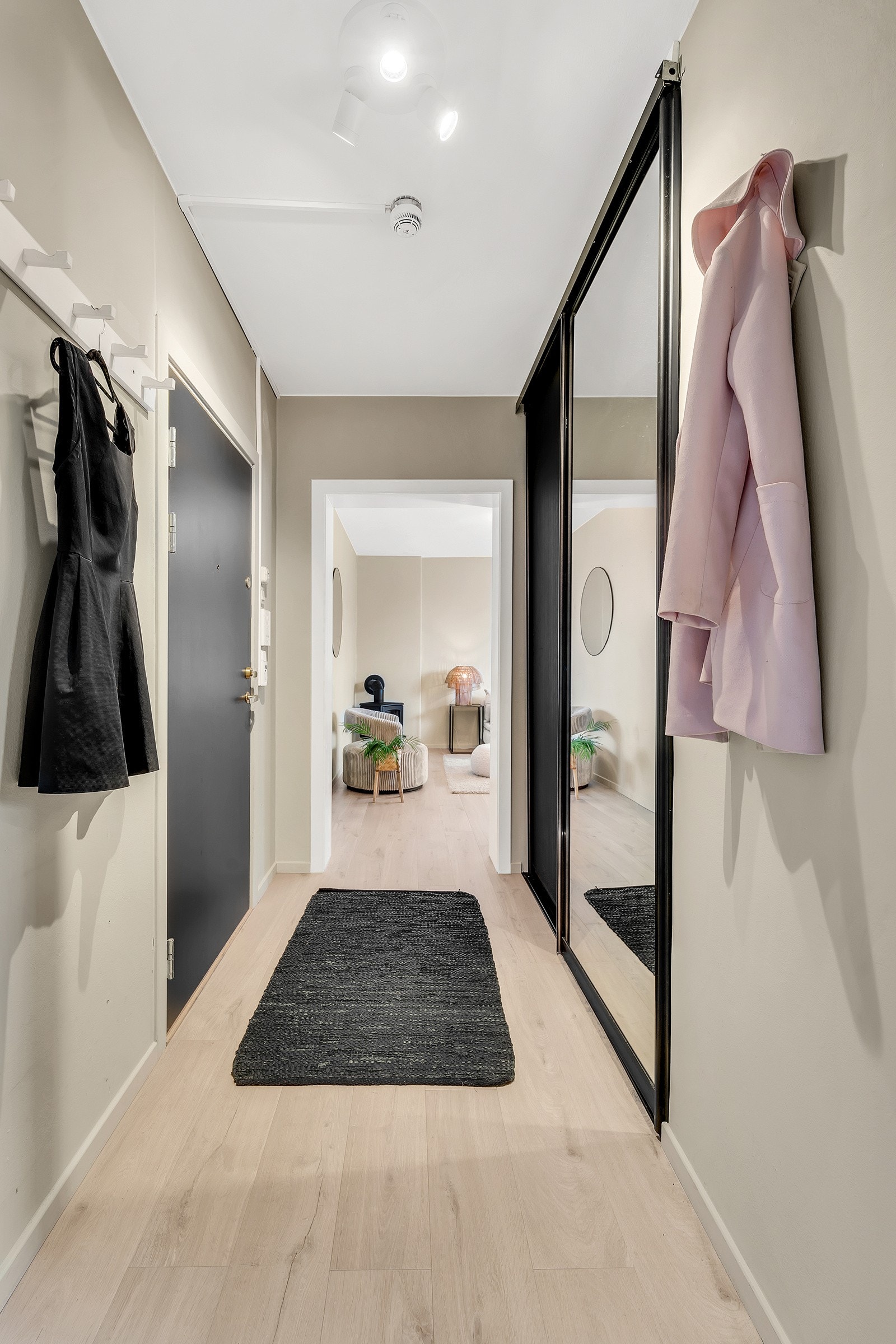 Innbydende entrè med stor skyvedørsgarderobe. Galleribilde