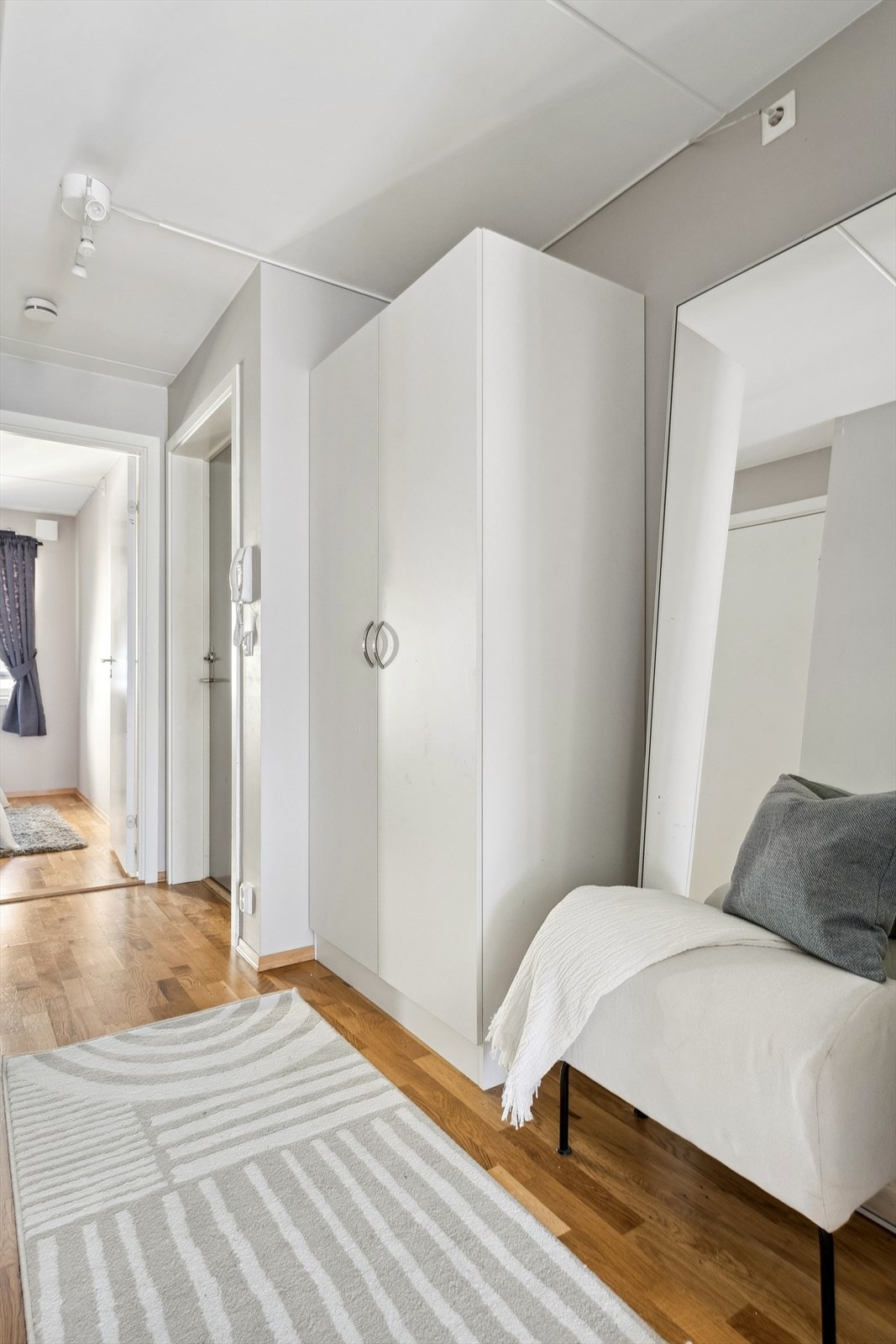 I entréen er det rikelig med plass til av- og påkledning, og du vil finne tilstrekkelig oppbevaringsplass i det medfølgende garderobeskapet. Galleribilde