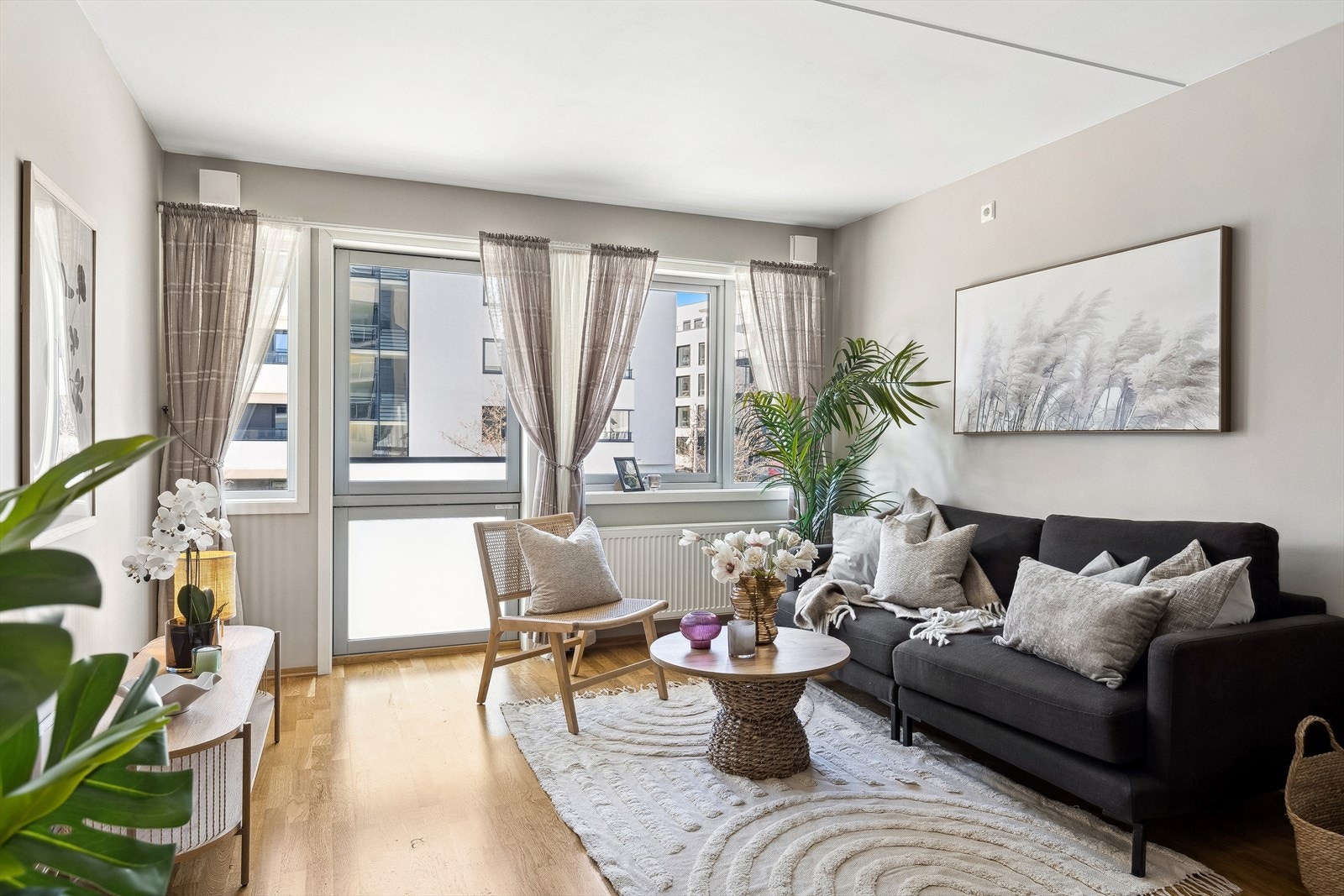 Selve stuen har god plass til stor sofagruppe, bord og TV. Galleribilde