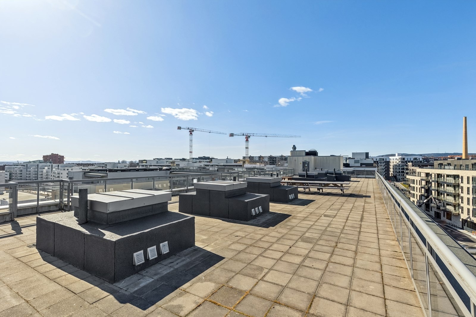 Du vil kunne nyte solen fra morgen til solnedgang, så lenge den skinner. Galleribilde