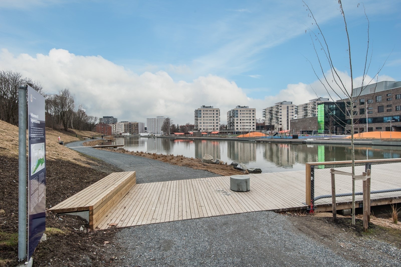 Teglverksdammen med blant annet gang- og sykkelveier og broer med belysning. Galleribilde