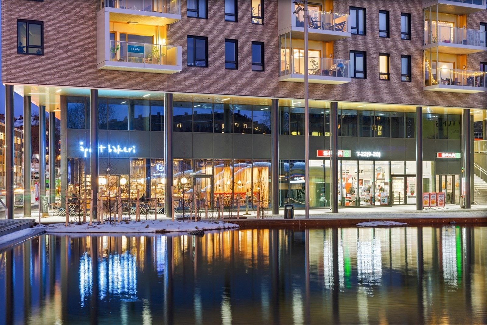 Ensjø Torg med blant annet stor Spar butikk, bakeri og apotek. Galleribilde