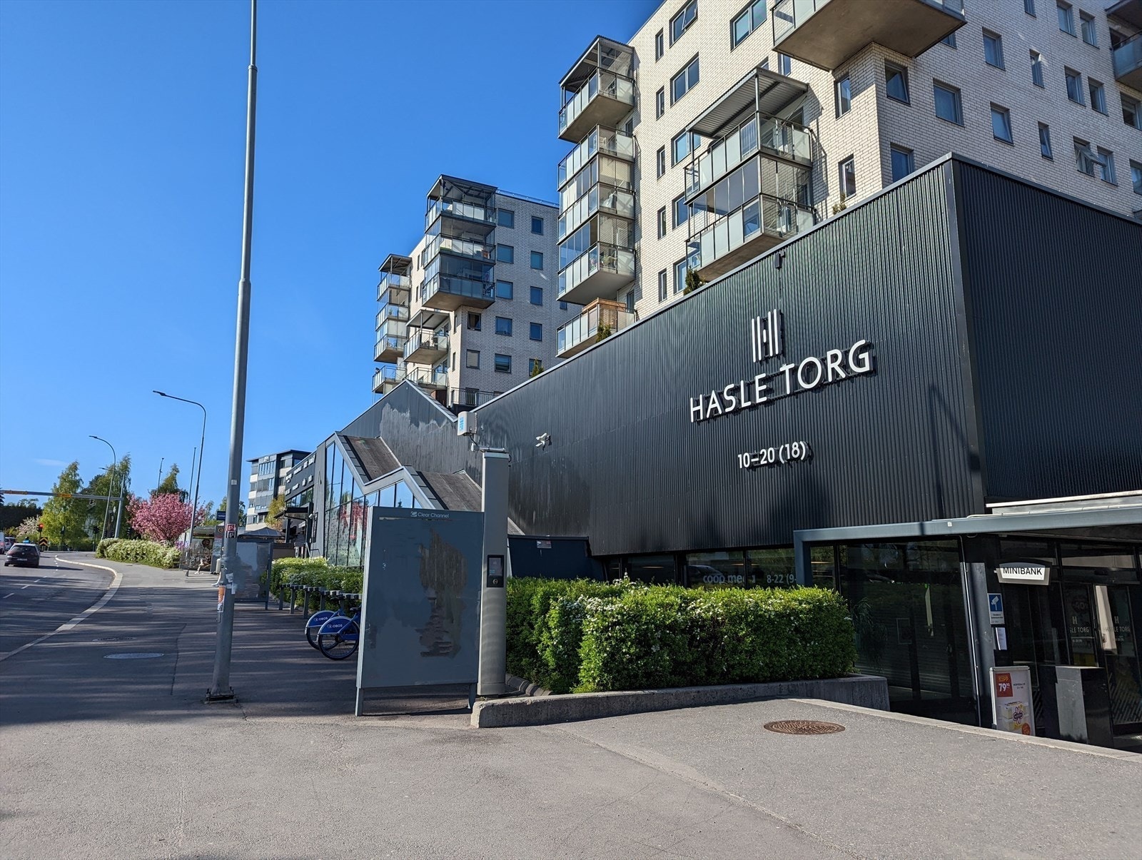 Hasle Torg med blant annet SATS, Vinmonopol, Baker Hansen, Coop m.m. Galleribilde