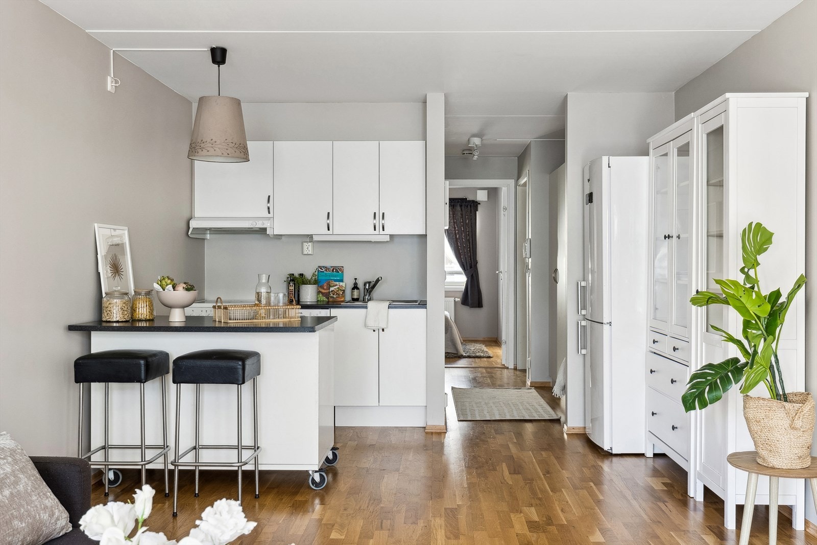 Langs stueveggen er det i tillegg plass til større seksjon for ytterligere oppbevaring. Galleribilde