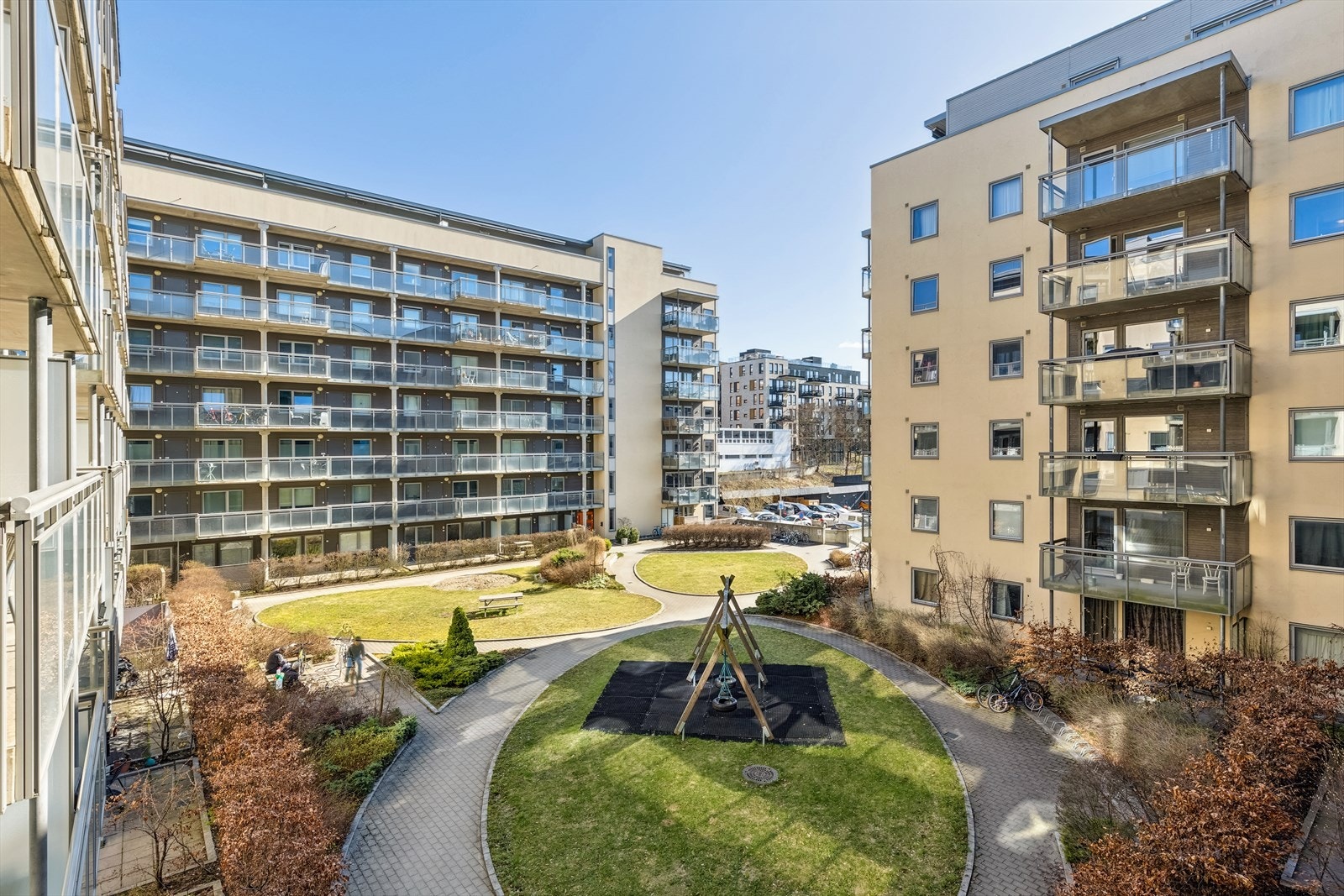 Sameiets bakgård på sommerstid fungerer som en mini-park for beboerne. Galleribilde