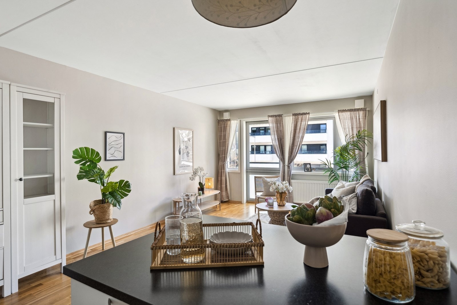 Planløsningen er åpen hvor stue og kjøkken har god plass. Galleribilde