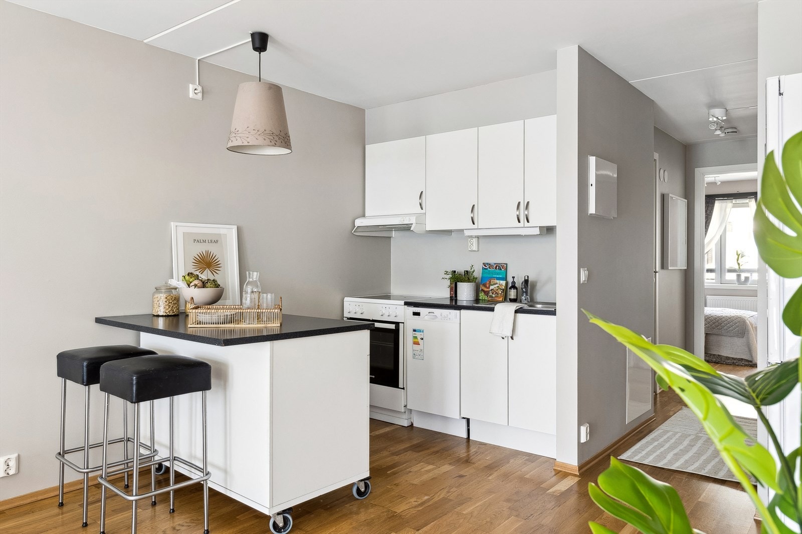 Kjøkkenet har en frittstående kjøkkenøy på hjul, som enkelt kan flyttes rundt. Galleribilde