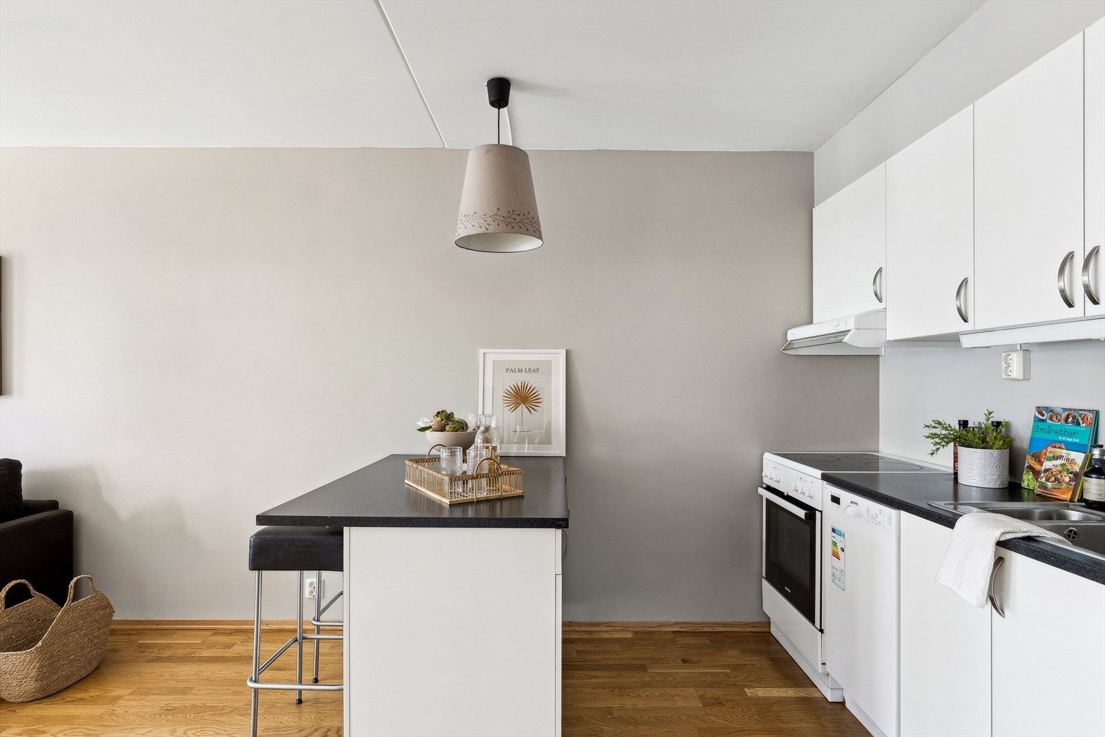 Kjøkkenet er utstyrt med hvitevarer som komfyr, ventilator tilkoblet felleskanal og oppvaskmaskin. Det er plass til frittstående kombiskap for kjøl og fryse. Galleribilde