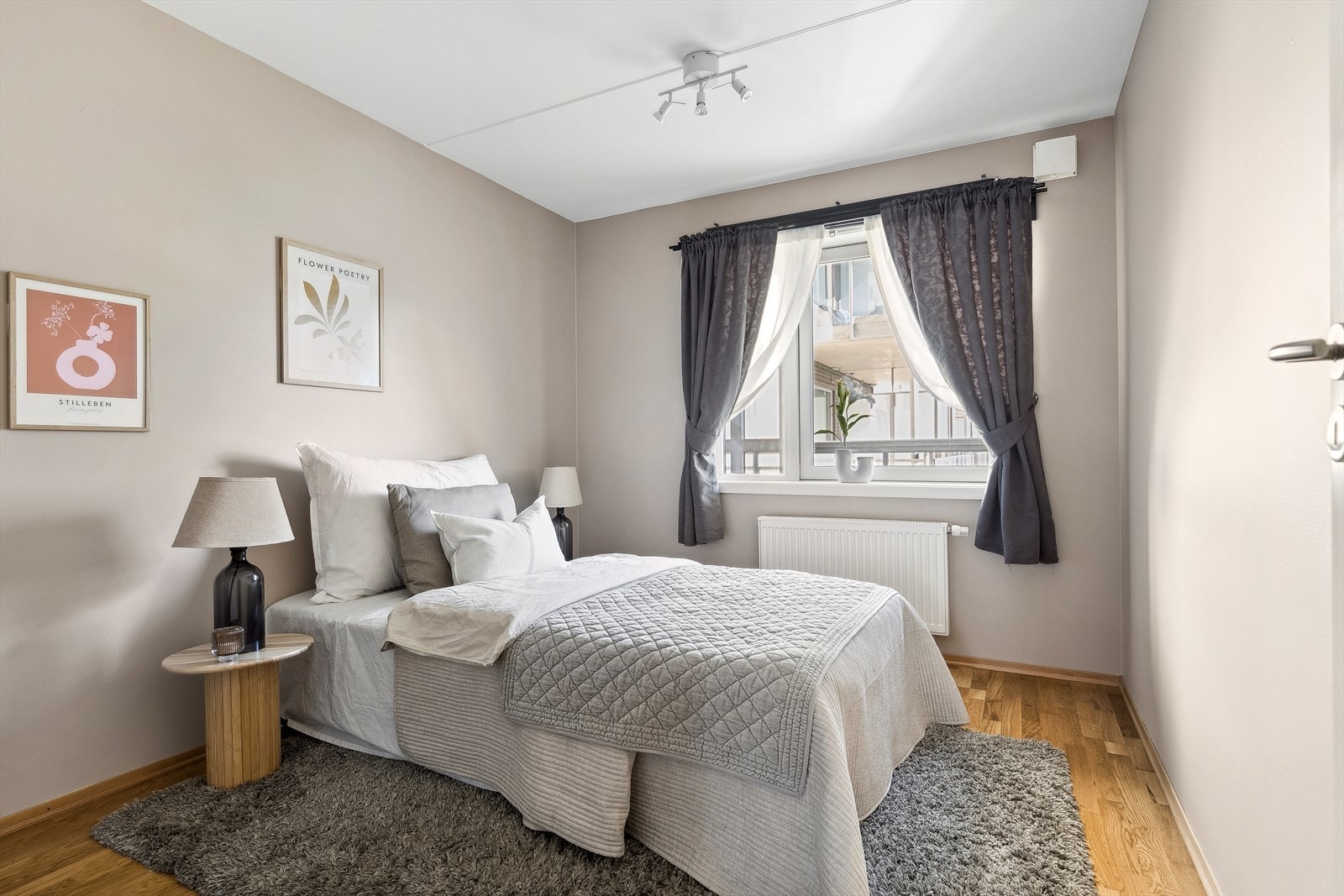 Soverommet er på motsatt side av stue/kjøkken, og er vendt mot bakgården. Galleribilde