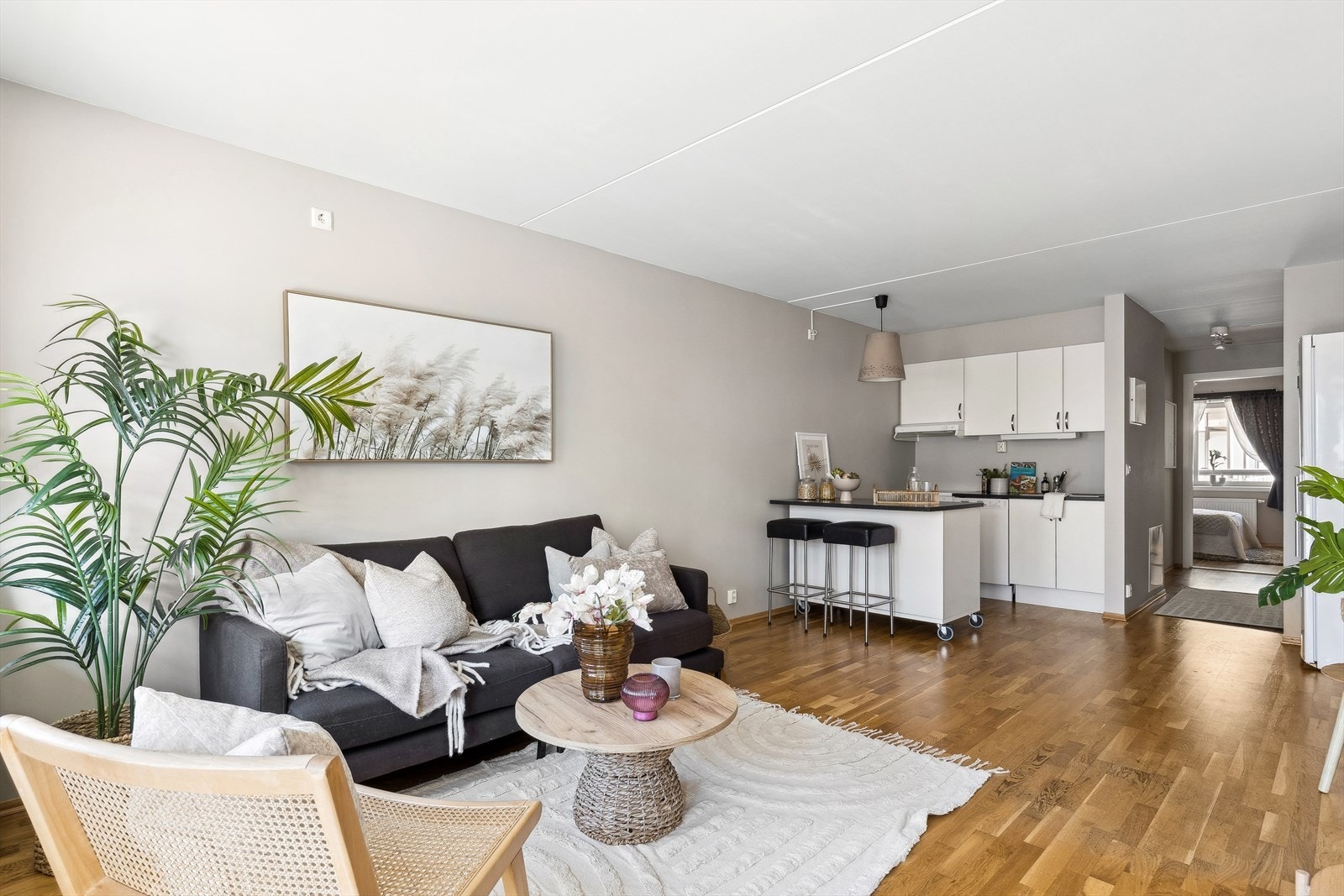 Planløsningen er gjennomgående, noe som gjør det behagelig å lufte ut på varme sommerdager. Galleribilde