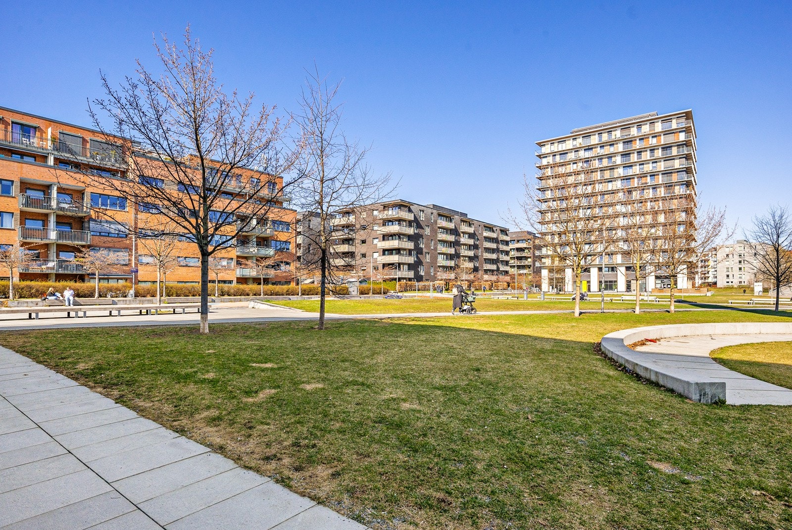 Selv om man skulle tro at det å bo så sentralt gjør at du har lang vei til grøntarealer, så er heldigvis det feil. Her bor du med umiddelbar nærhet til flotte grøntområder og parker! Galleribilde