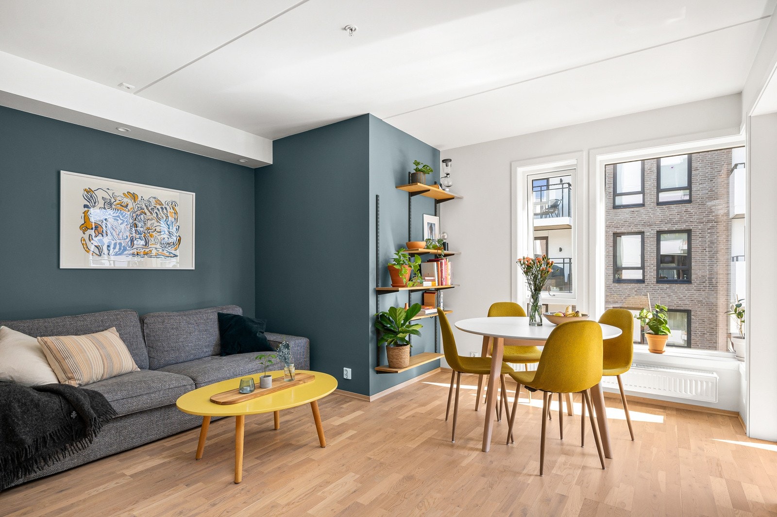 Leiligheten er i dag innredet med en 2-seters sofa, men frykt ikke! Heldigvis har du plass til en større sofa slik at hele vennegjengen kan komme på besøk. Galleribilde