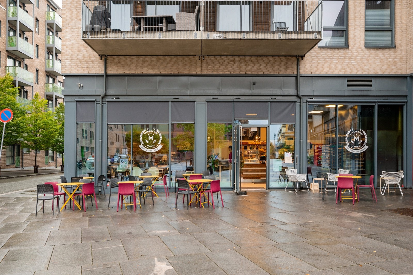 Boulangerie M som er typ nærmeste nabo, serverer deilige, franske bakevarer, kaffe og lunsjretter. På kvelden serveres det italienska pizza. Galleribilde