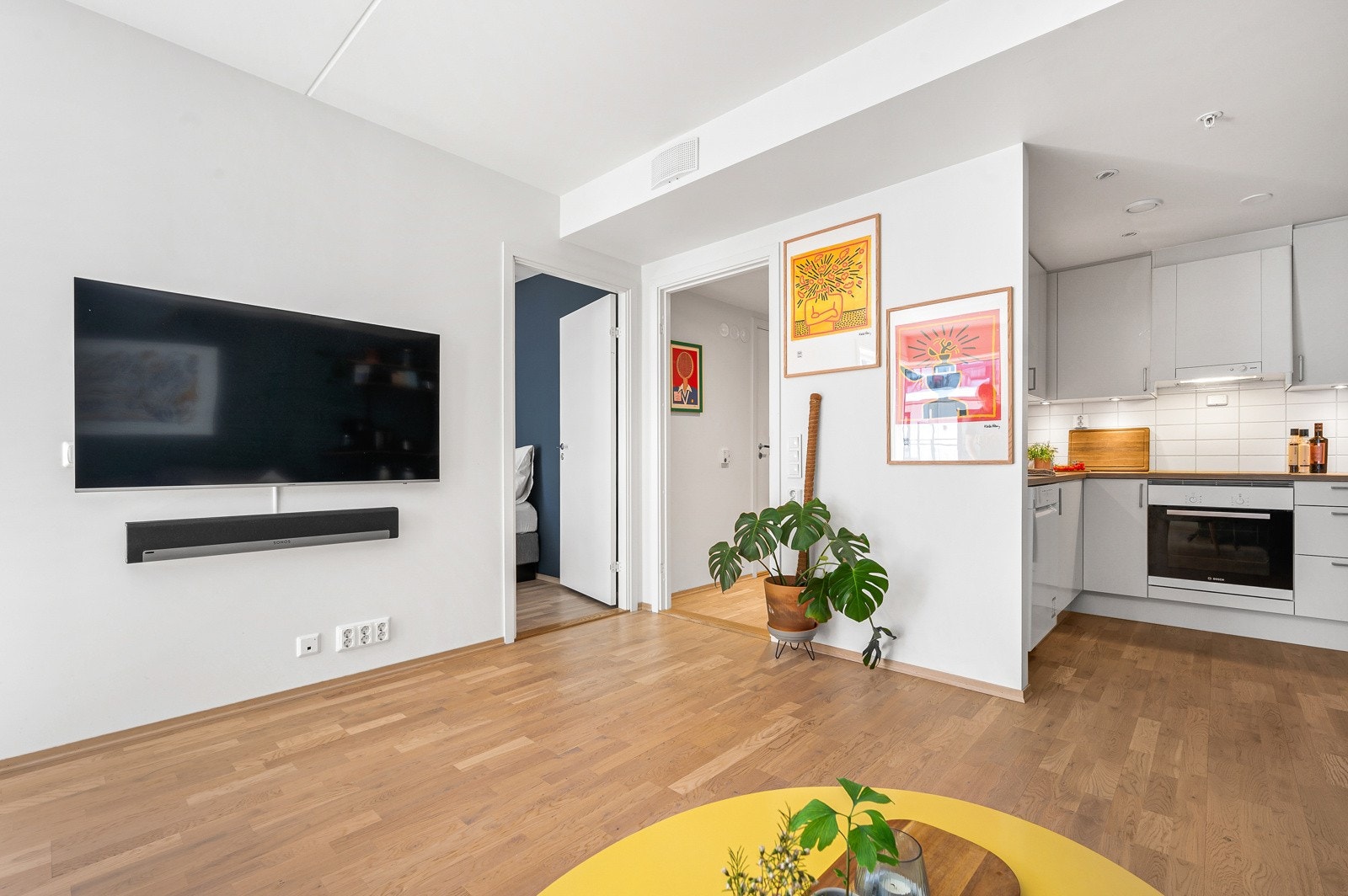 Er du opptatt av hvor tv'en din skal stå/henge? Her har du en naturlig del av stuen for tv'en, selv om du skulle hatt en f.eks 65'' får du mer enn god nok plass til den. Galleribilde