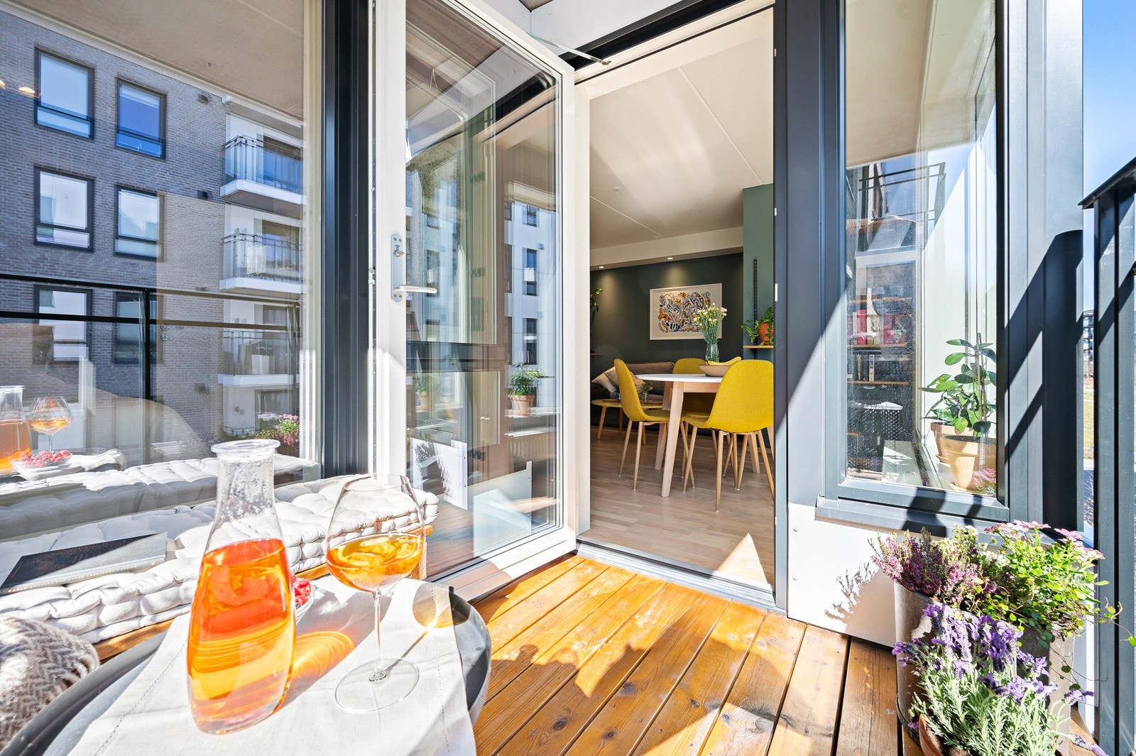 Da er dette definitivt leiligheten for deg! Med på kjøpet får du en hyggelig balkong med plass til utemøblement og grill. Galleribilde