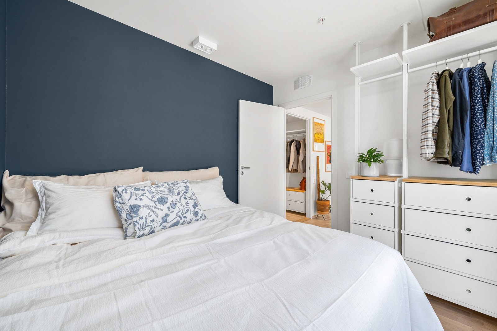 Dersom du har behov for enda flere oppbevaringsmøbler, finnes det fine muligheter for dette på soverommet. Galleribilde