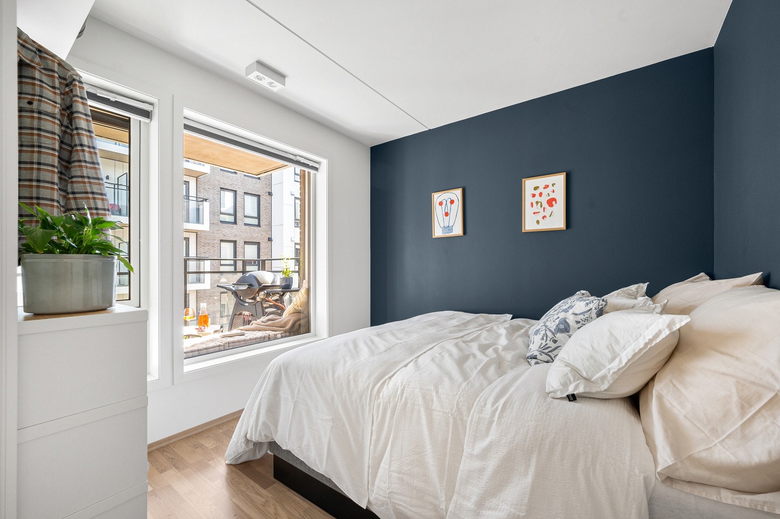 I og med at ditt nye soverom har en god størrelse, kan faktisk den store dobbeltsenga bli med på flyttinga! Galleribilde