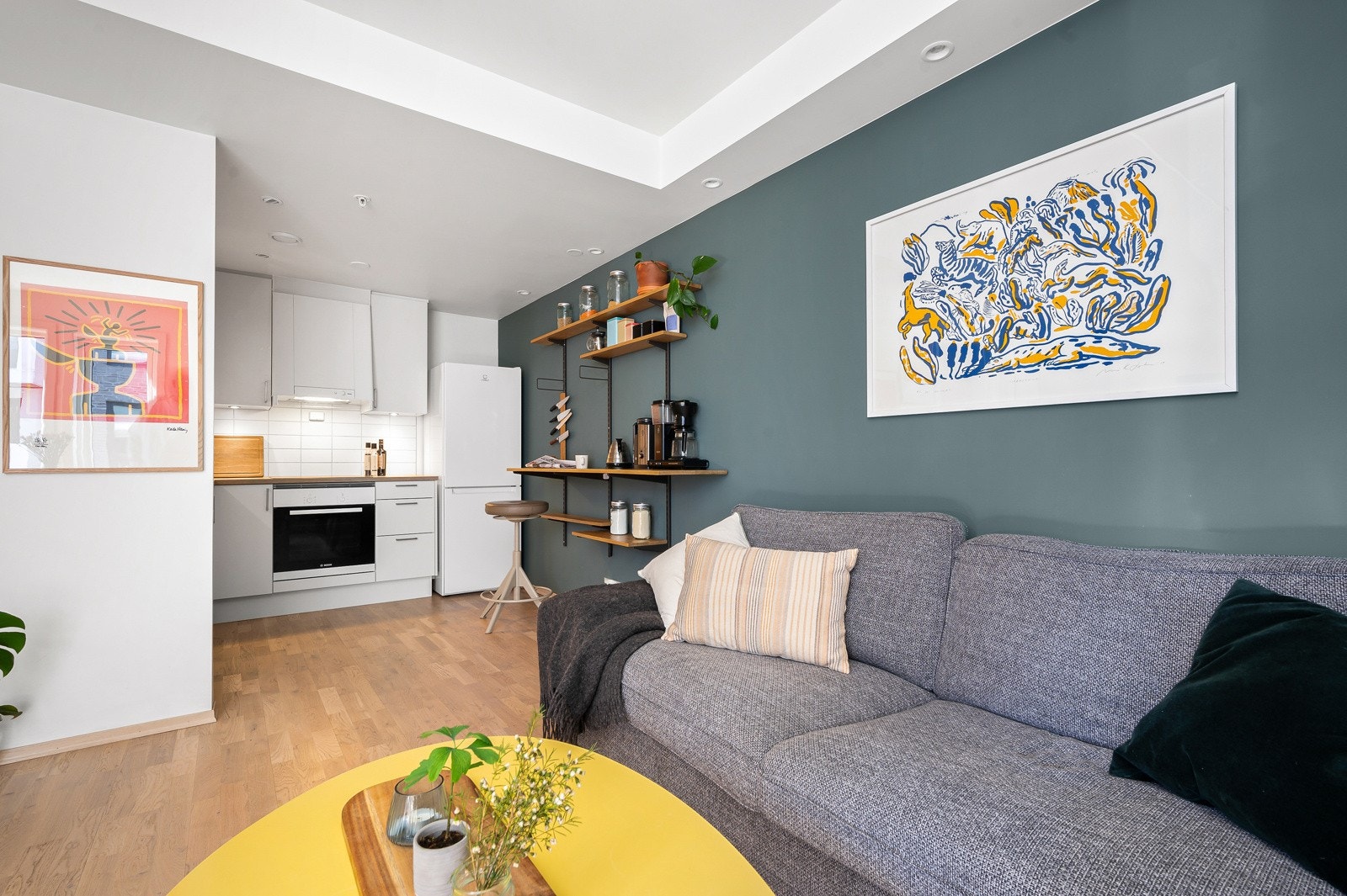 Selv om det sies at en åpen kjøkkenløsning inn mot stuen er sosialt, er det også kjekt at kjøkkenet er plassert i eget hjørne. Noe skjermet fra resten av stuen. Galleribilde