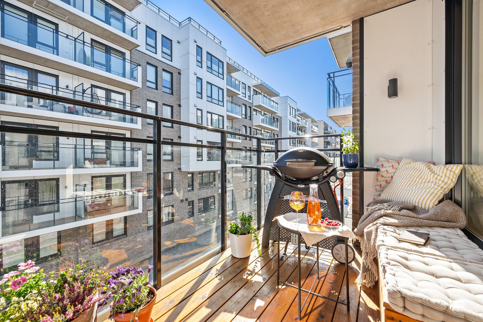 Har du alltid drømt om en bolig hvor du bare kan ta med deg flyttelasset og flytte rett inn uten å måtte gjøre noen oppgraderinger? Hva med å bo i et moderne bygg fra 2017? Galleribilde