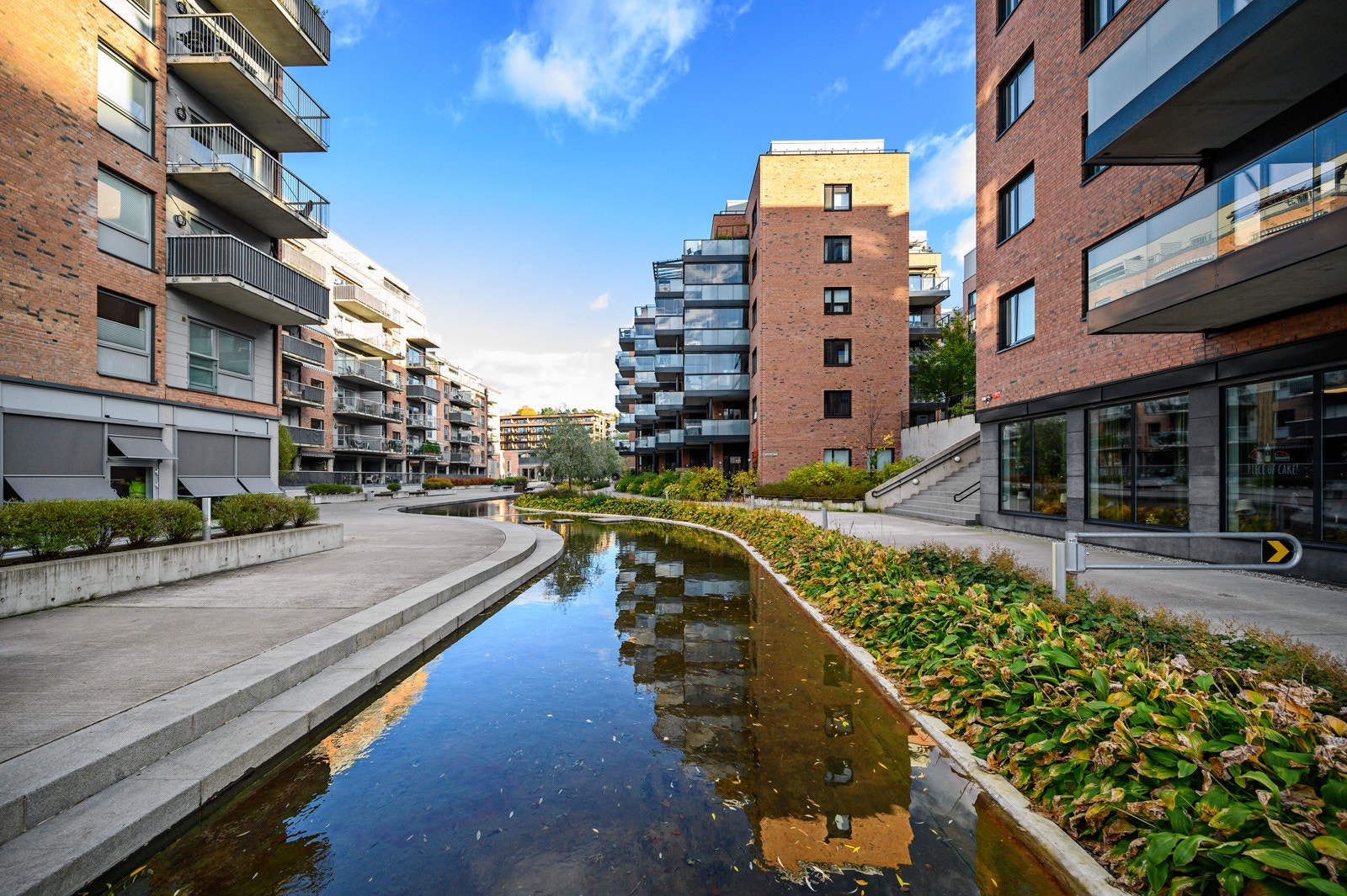 Gjennom Kværnerbyen går vannspeilet- en liten kanal med dam. Galleribilde