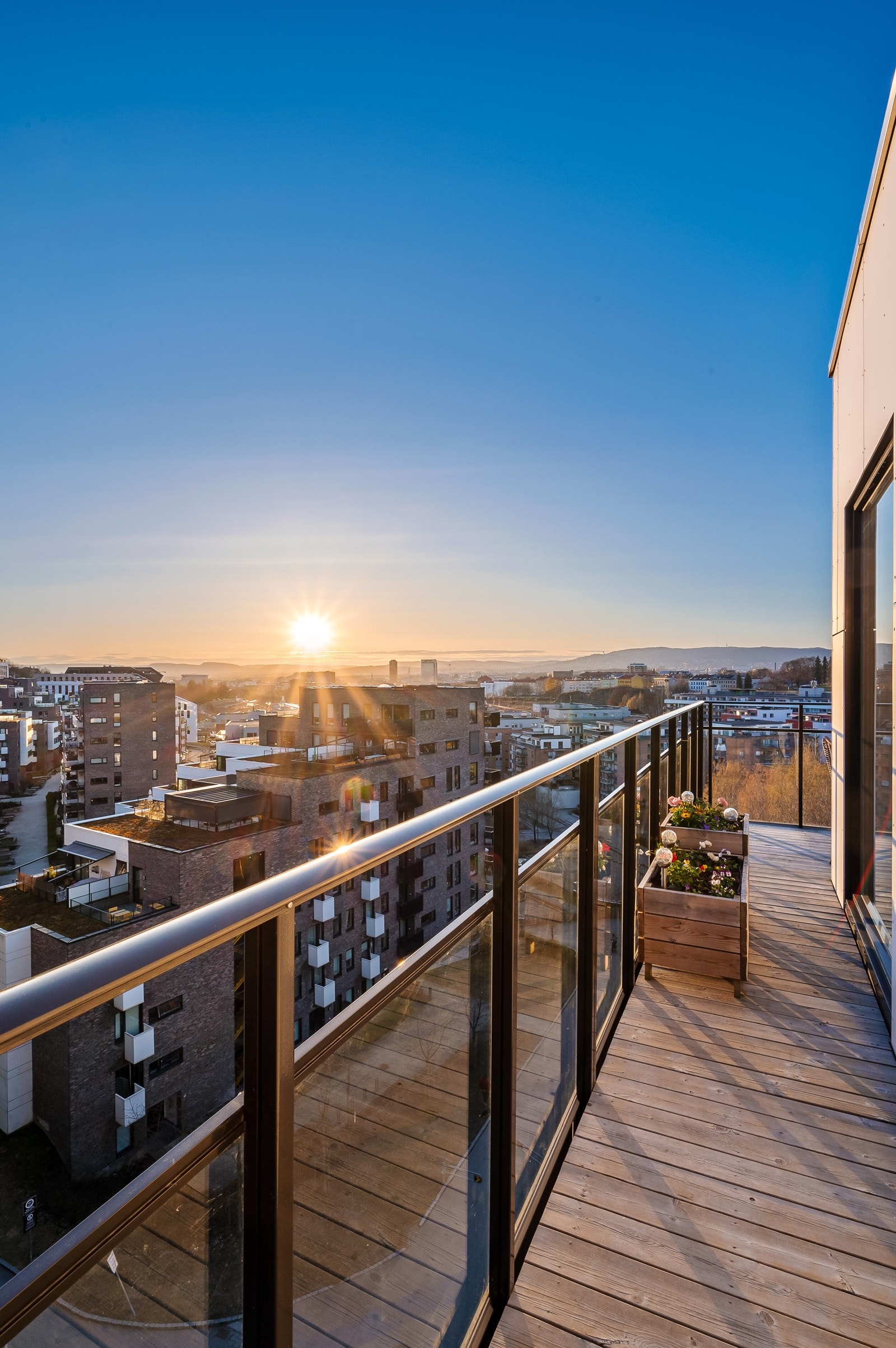 Balkongen med utgang fra stuen er praktisk formet som en "L", hvor du har flere møblerings- og sittesoner. Galleribilde