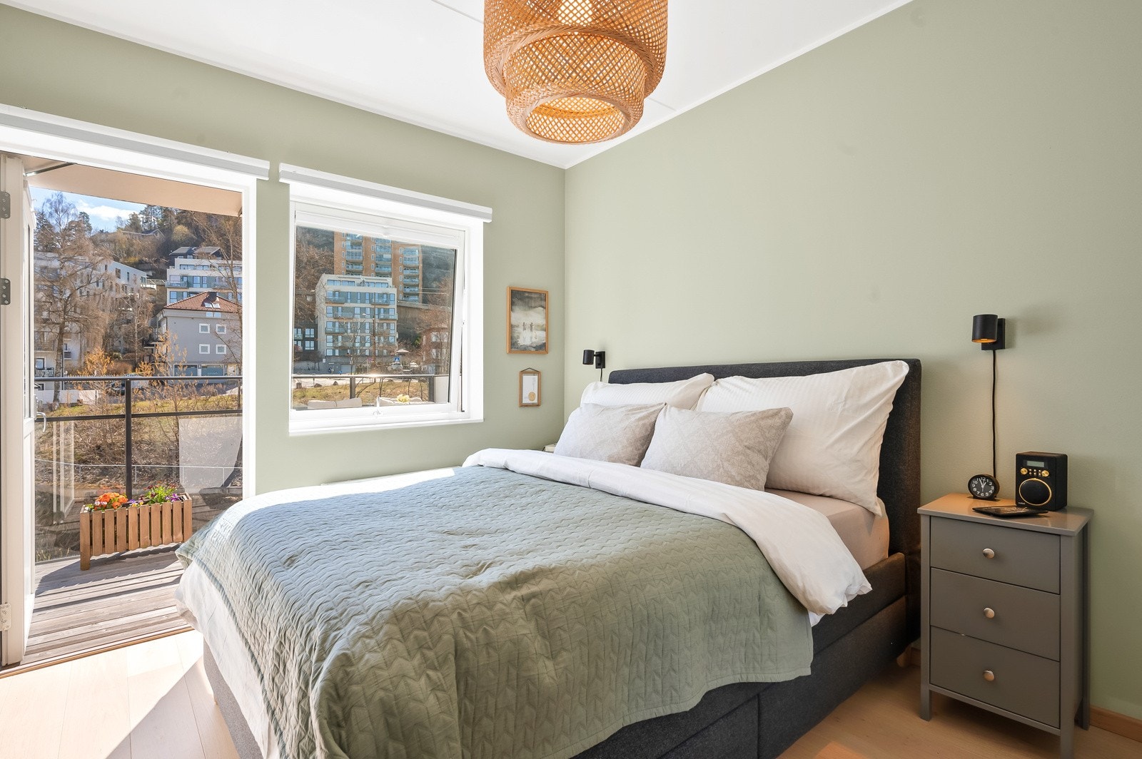 Leilighetens hovedsoverom gir deg plass til alt du måtte trenge. Galleribilde