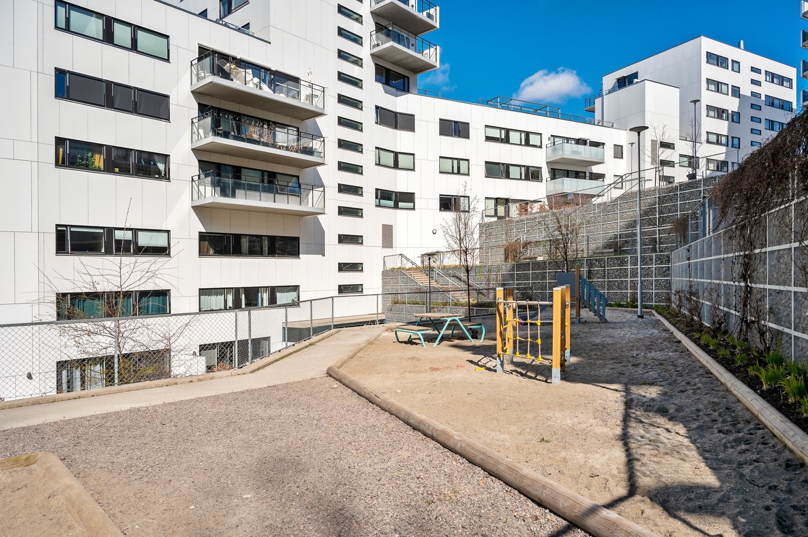 Uteområdet er godt skjermet fra trafikk, så her kan de aller minste leke trygt! Galleribilde