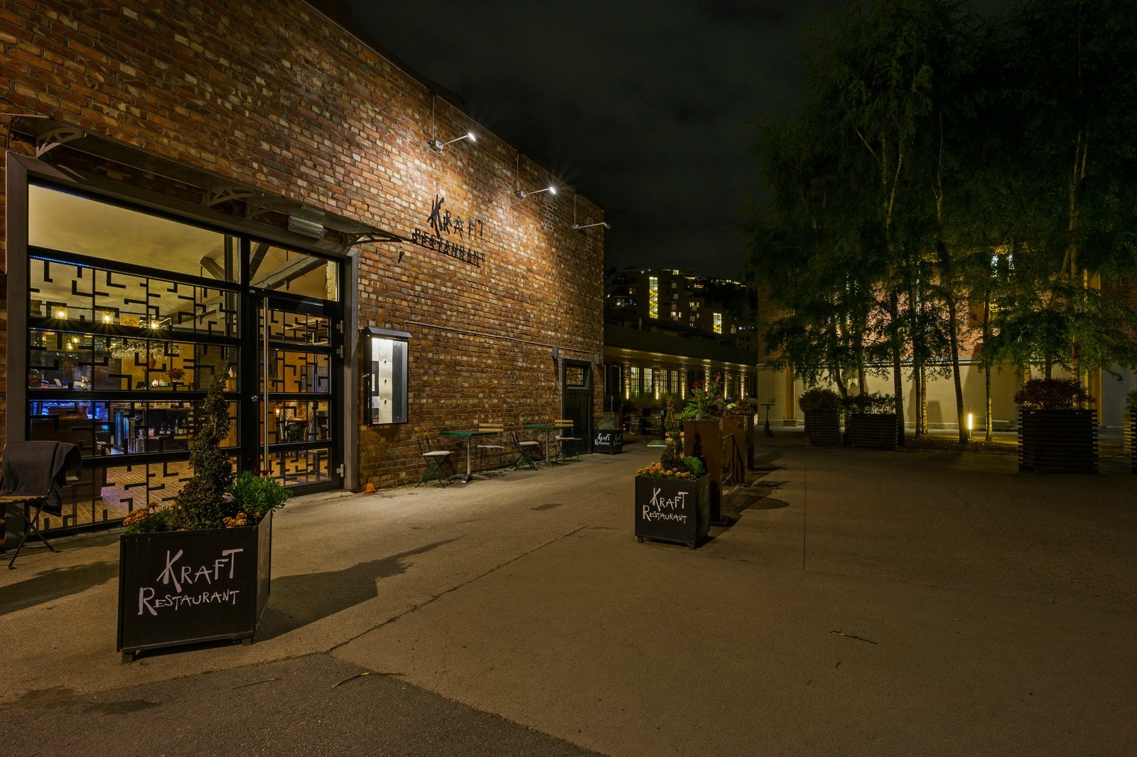 Restaurant Kraft er populært med også uteservering, hvor man kan nyte noe godt i glasset eller mat som passer like godt på en hverdag som på en festdag. Galleribilde