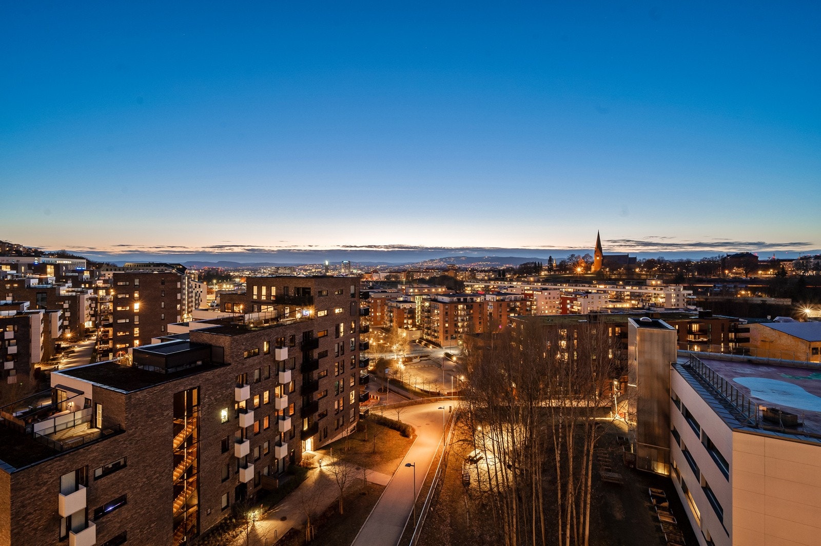Noe av det nåværende eier falt for da de først kom inn i boligen, var nettopp dette åpne utsynet. Hvor stjernehimmelen og solnedgangene gir en super utsikt og stemning. Titter du litt ekstra godt, kan du skimte Holmenkollen i horisonten. Galleribilde
