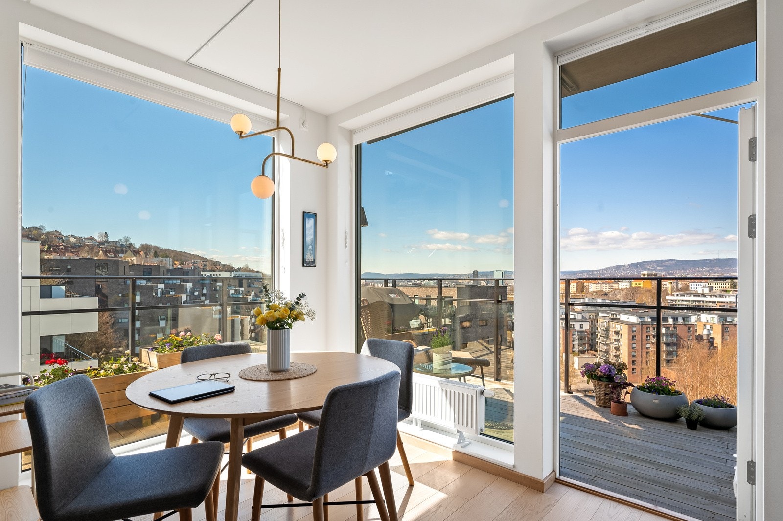 Selv om spisestuen i dag er møblert med 4 stoler og bord, er det plass til et større bord og flere stoler. Så frykt ikke, hele familien og/eller vennegjengen får plass! Galleribilde