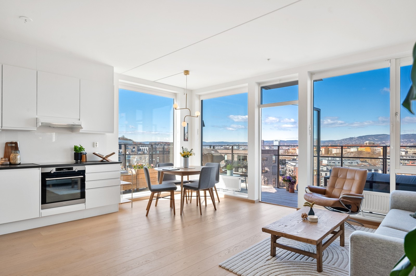 Du vil ha nydelig utsikt både fra innsiden av boligen og fra balkongen, hvor du kan se Holmenkollen, Grefsenkollen, kirka og mye mer! Galleribilde