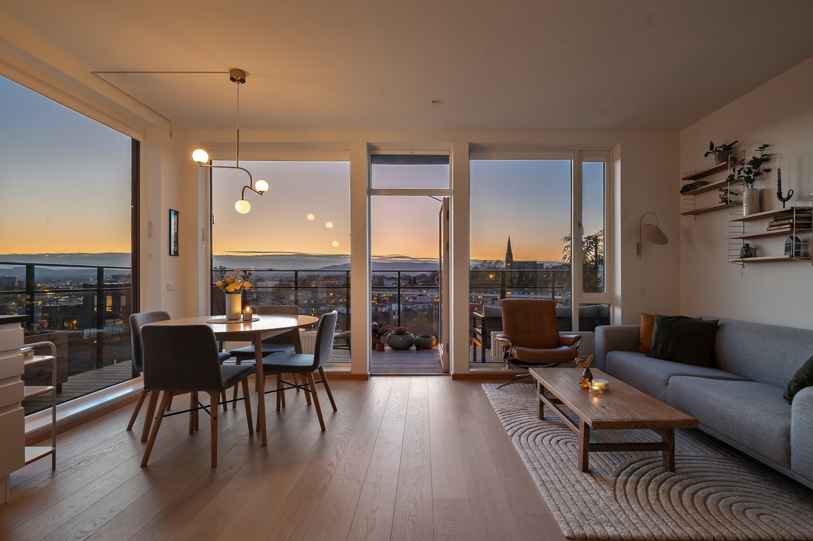 Har du drømt å bo i toppetasje med ingen innsyn? Privat, luftig og solfylt? Da bør du ta en titt videre! Galleribilde