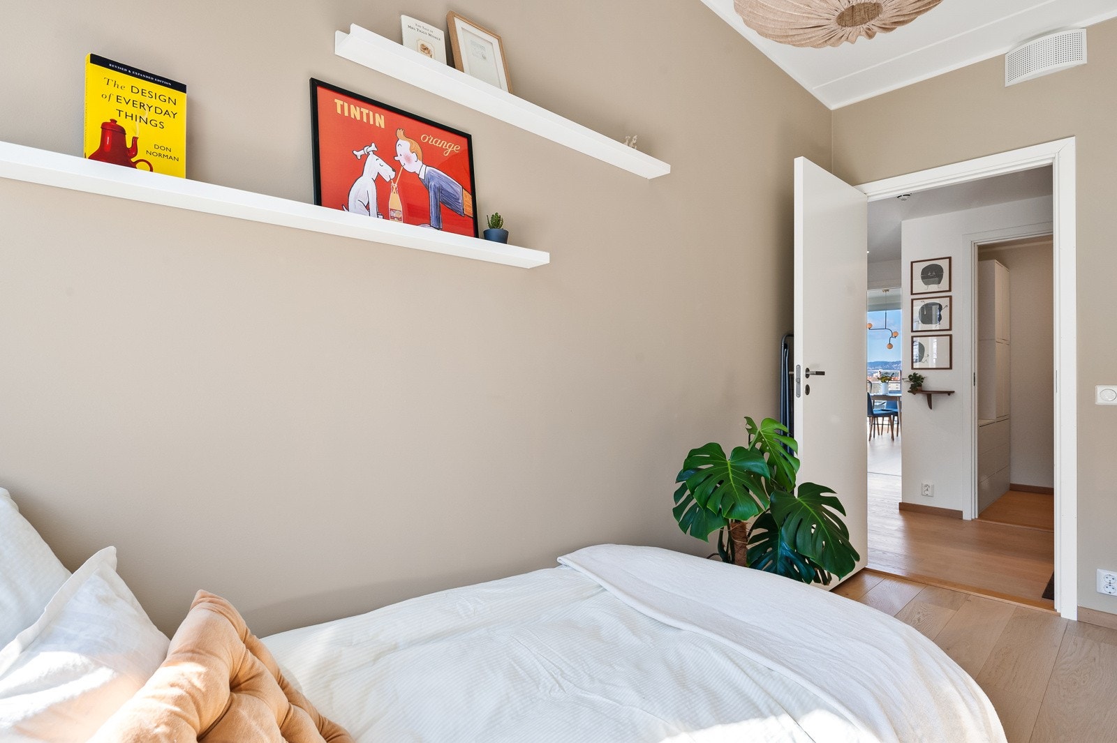 Her kan du enkelt innrede etter egne behov. Du vil få plass til dobbeltseng i flere retninger. Galleribilde