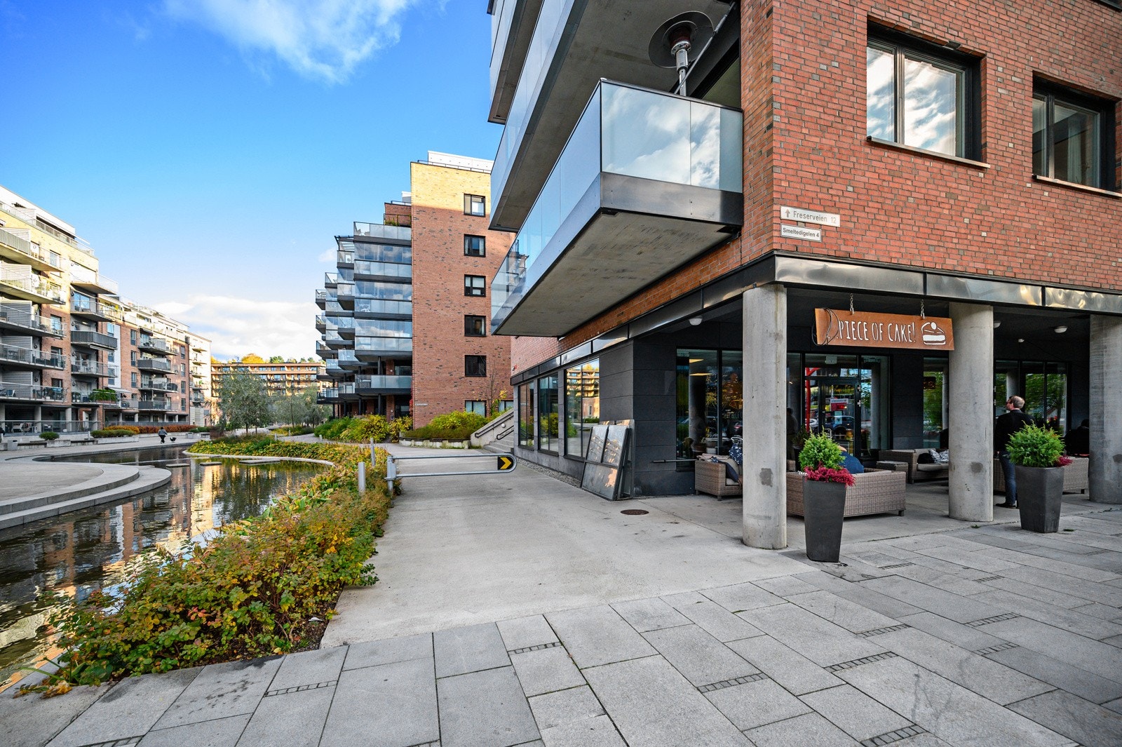 I Kværnerbyen har du flere serveringssteder, hvor du får muligheten til å sette deg ned på en levende og lun møteplass med håndverksbakst og god kaffe. Galleribilde