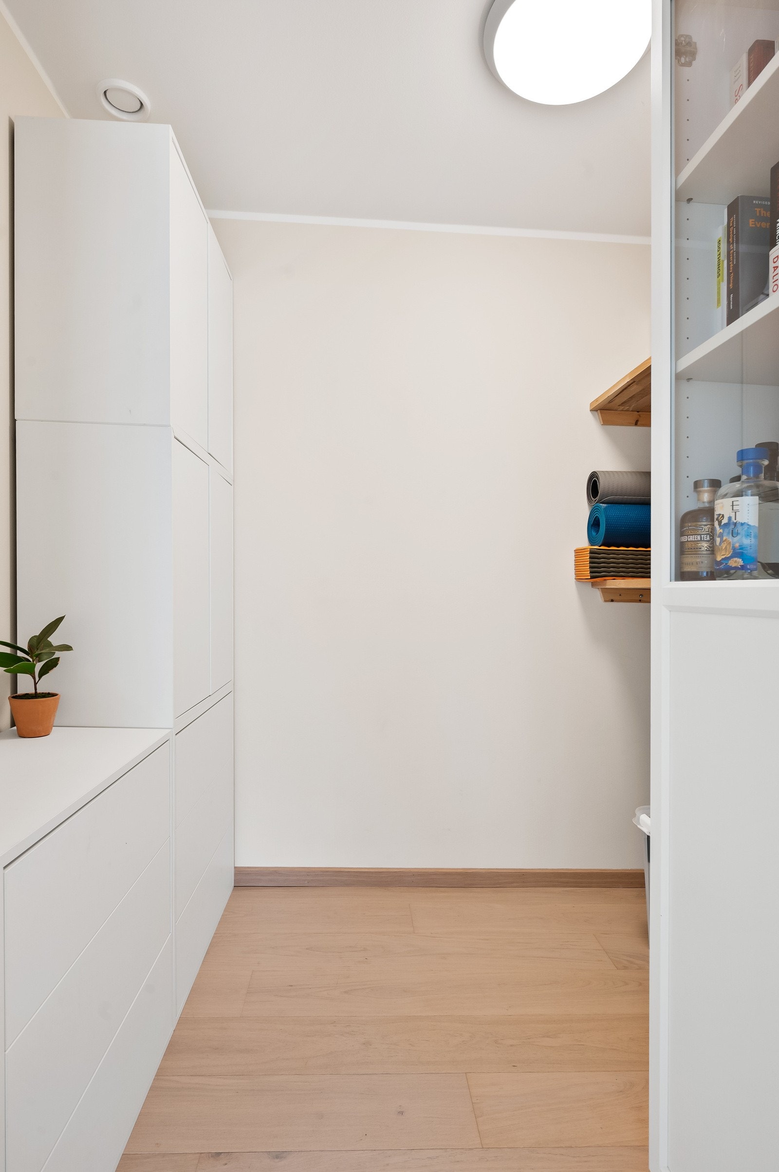 Det med praktiske med en innvendig bod er at du kan få plass til en ekstra fryser, ytterbekledning og sko, vaskemidler, støvsuger etc. Rett og slett alt du vil gjemme unna rett før gjestene ankommer! Galleribilde