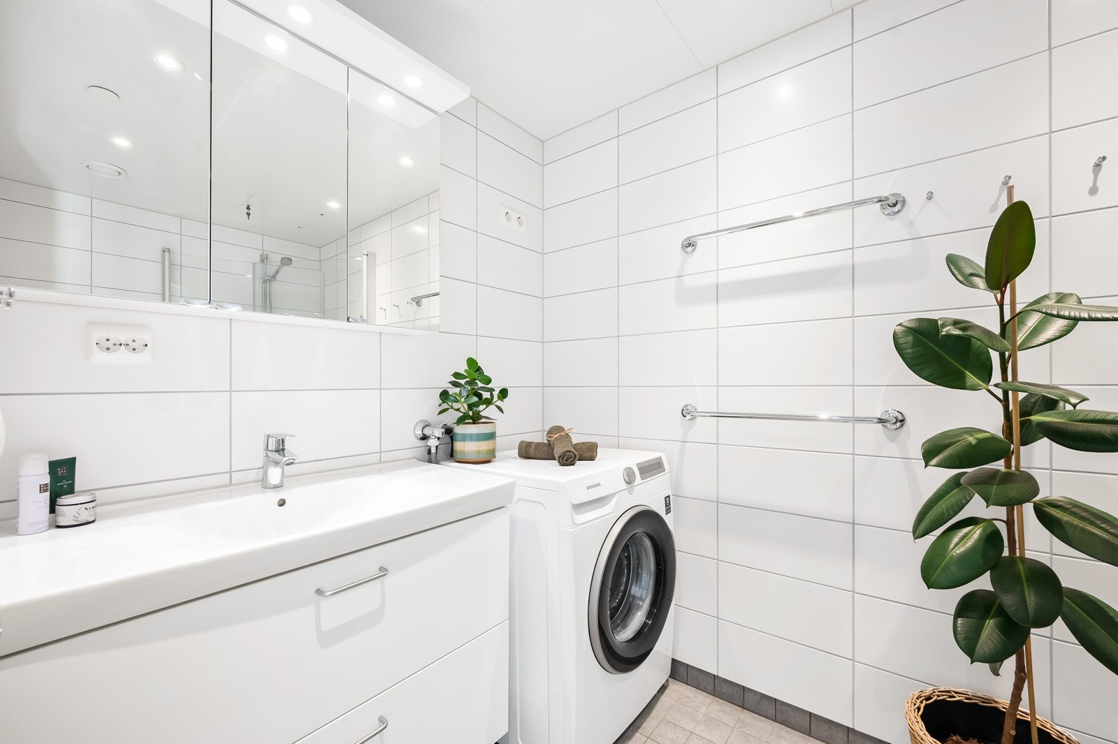 Her får du et bad med en god størrelse, hvor du har opplegg for vaskemaskin og plass til tørketrommel. Galleribilde