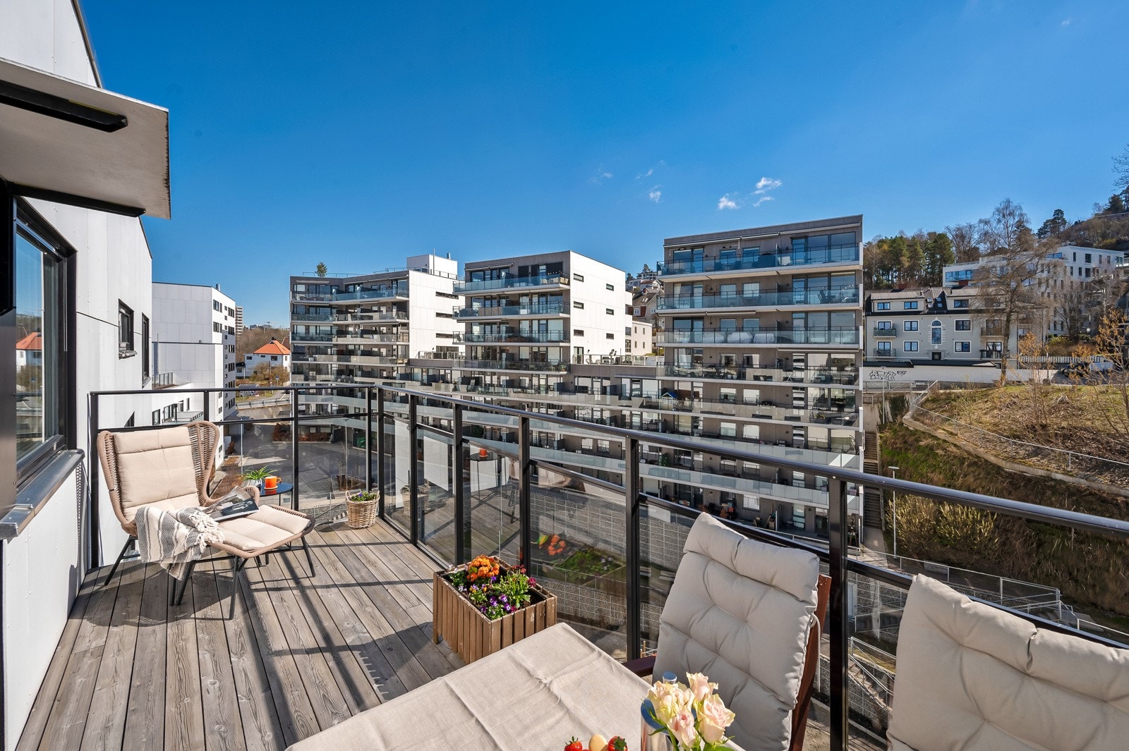 Her kan du ta med deg kaffen og nyte morgensolen. Galleribilde