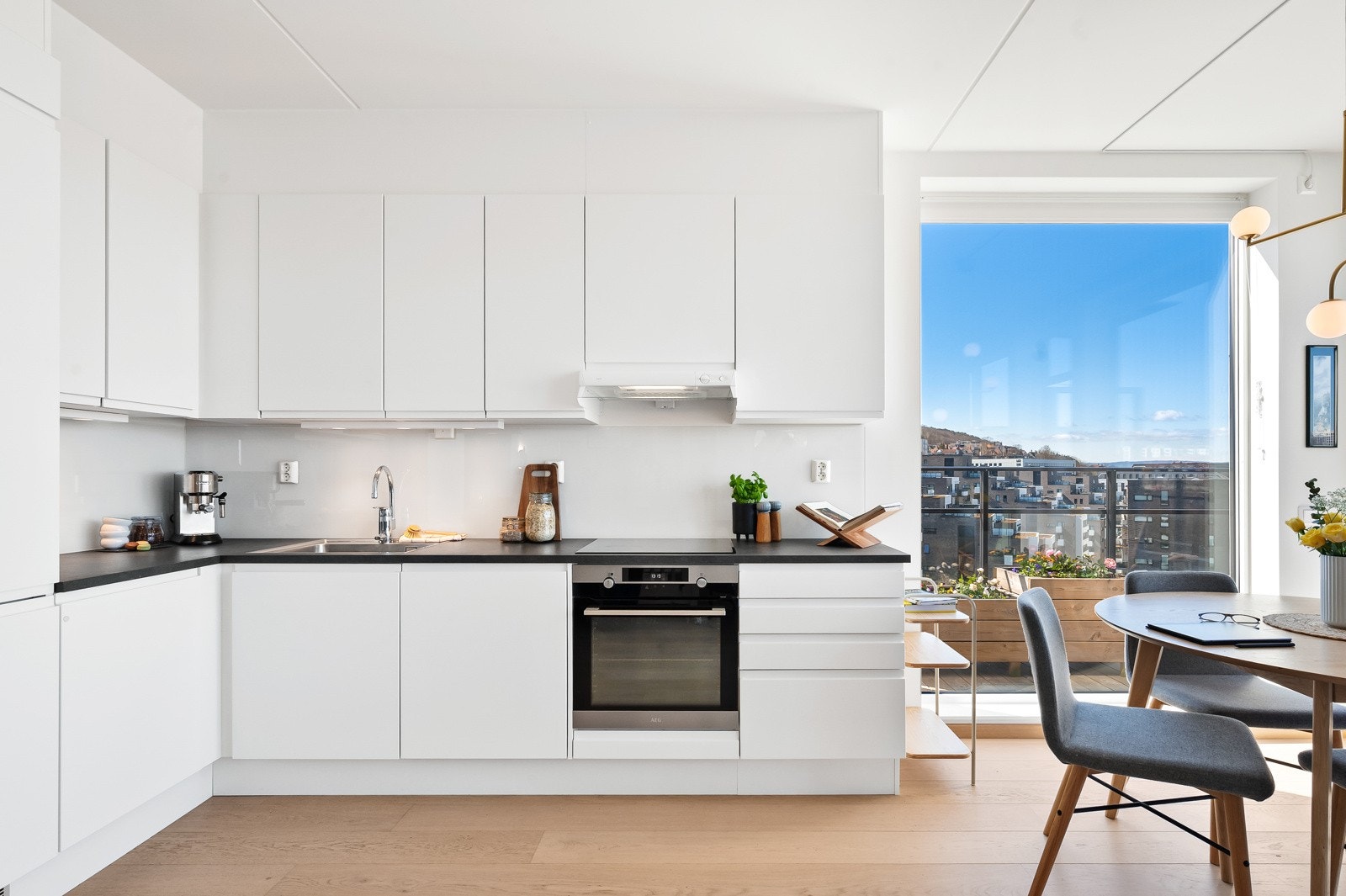 Lekkert kjøkken fra 2019 - En nydelig plass å kokkelere på, med gode arbeidsflater og rikelig med oppbevaringsplass. Galleribilde