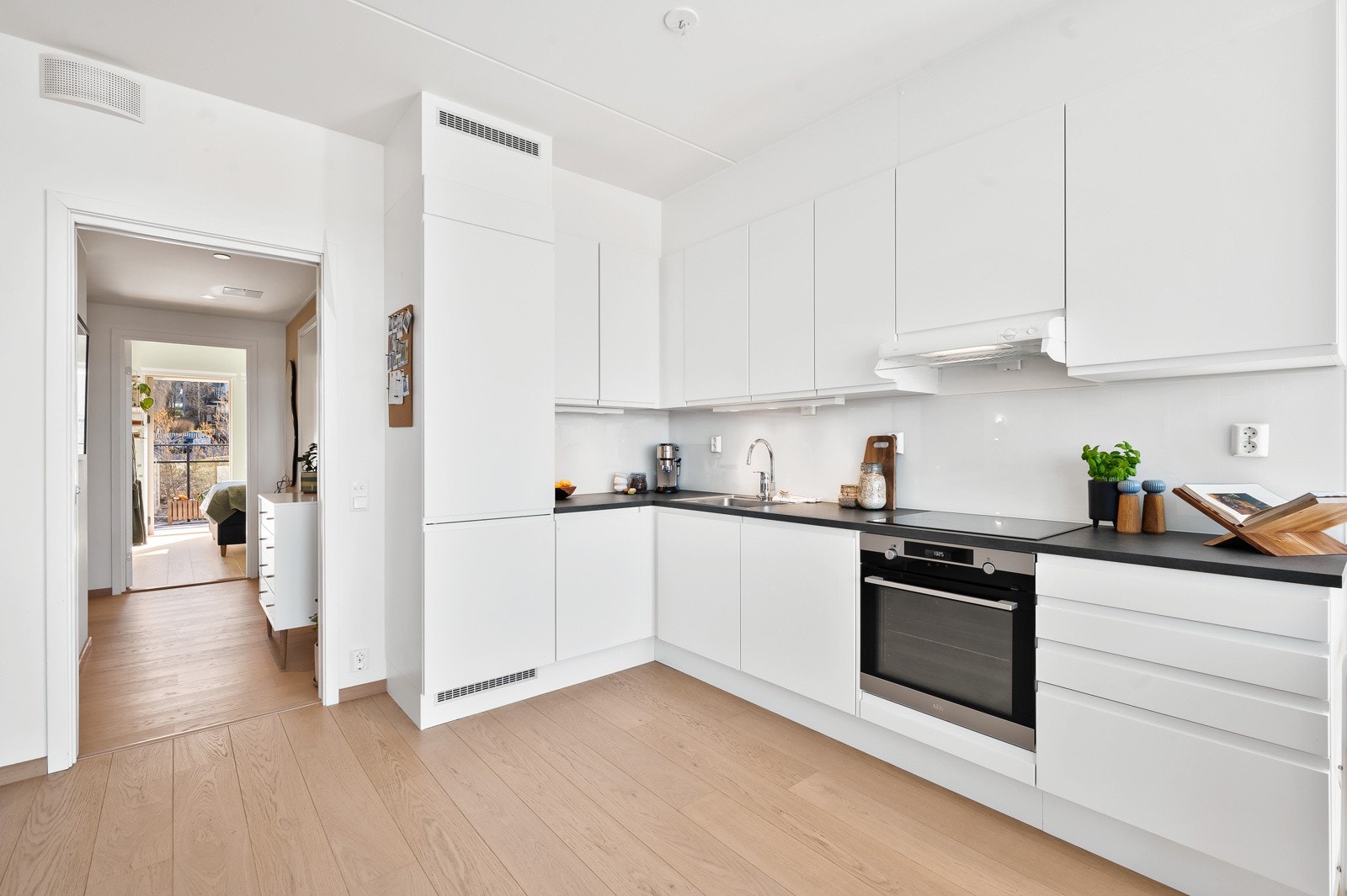 Integrert oppvaskmaskin, kjøleskap, stekeovn og platetopp vil du selvsagt få med på handelen. Galleribilde