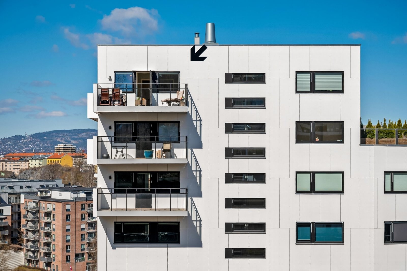 Du trodde kanskje at du kun hadde én uteplass? Neida! Du får med hele to, den andre uteplassen har utgang fra hovedsoverommet. Galleribilde