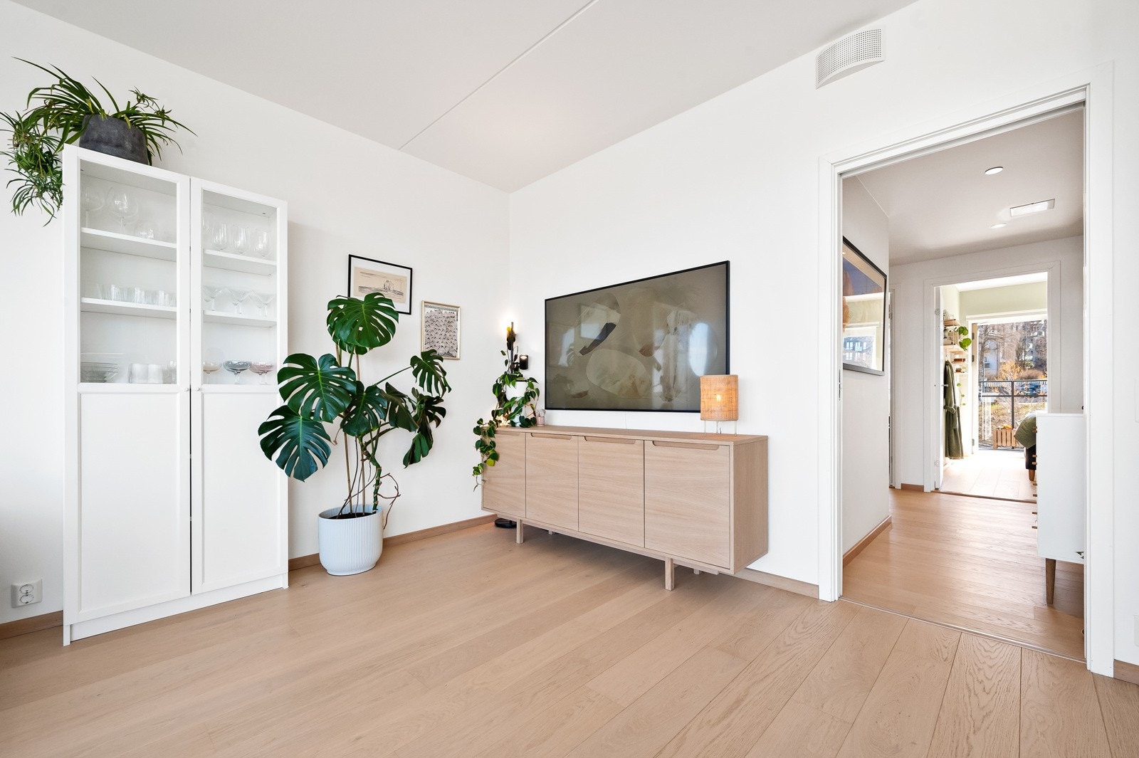 For TV-titterne i familien, har du en naturlig del av stuen for TV'en. Selv om den skulle være på hele 65'' så har du mer enn god nok plass! Galleribilde